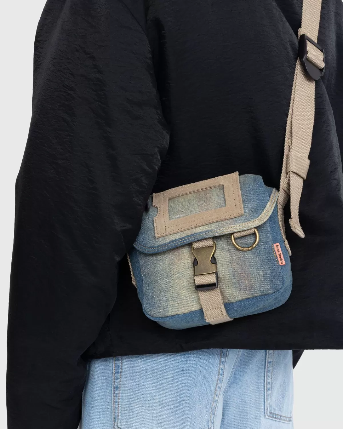 acne_studios_mini_messenger_bag_lichtblauwbeige_4.webp Acne Studios Mini Messenger Bag Lichtblauw/Beige Cheap