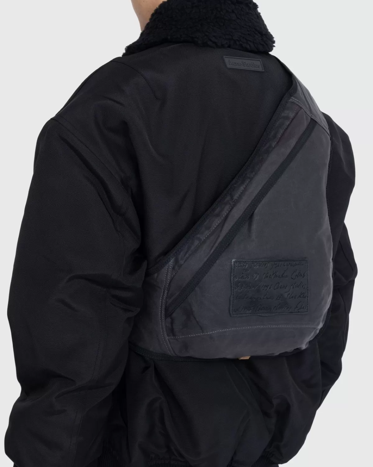 acne_studios_sling_rugzak_grijszwart_3.webp Acne Studios Sling Rugzak Grijs/Zwart Cheap