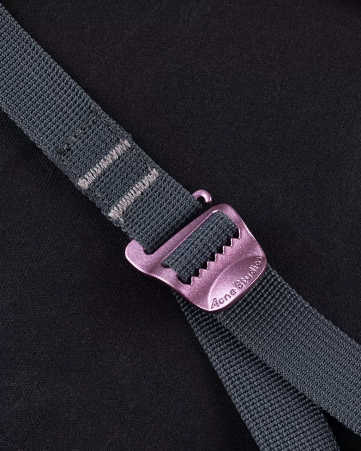 acne_studios_sling_rugzak_grijszwart_4.webp Acne Studios Sling Rugzak Grijs/Zwart Cheap