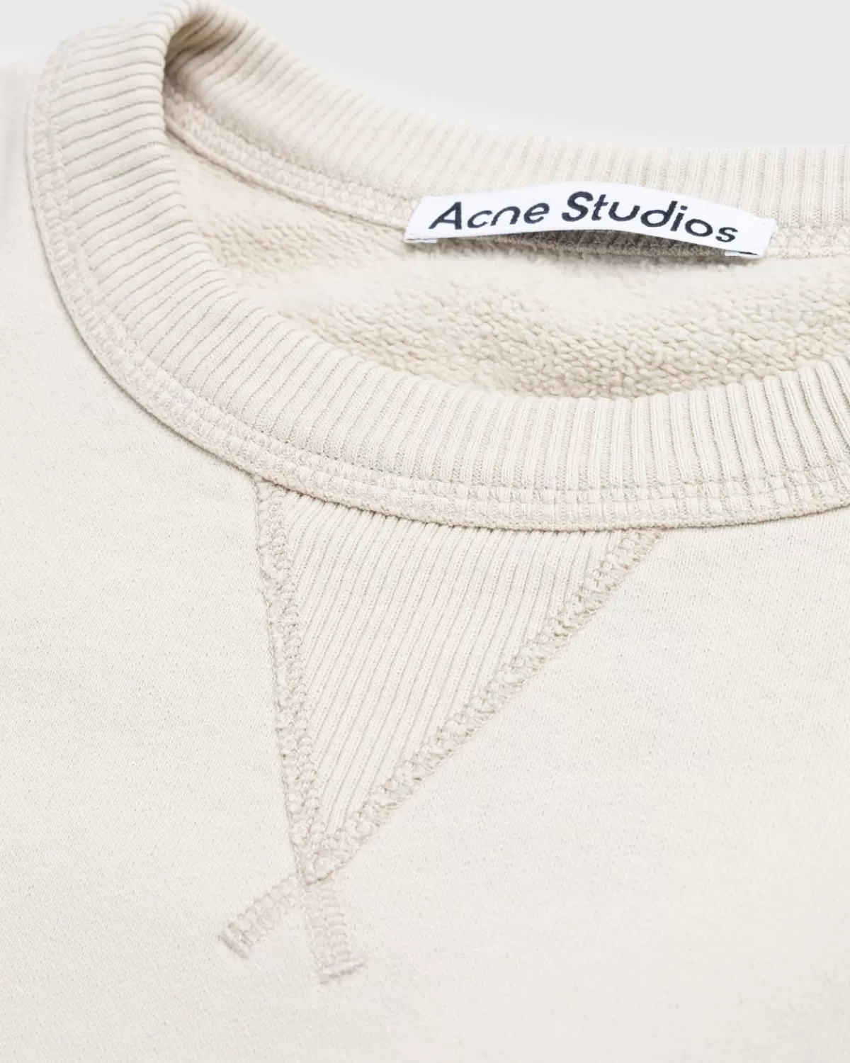 acne_studios_stamp_logo_trui_champagne_beige_4.webp Acne Studios Stamp Logo Trui Champagne Beige Store