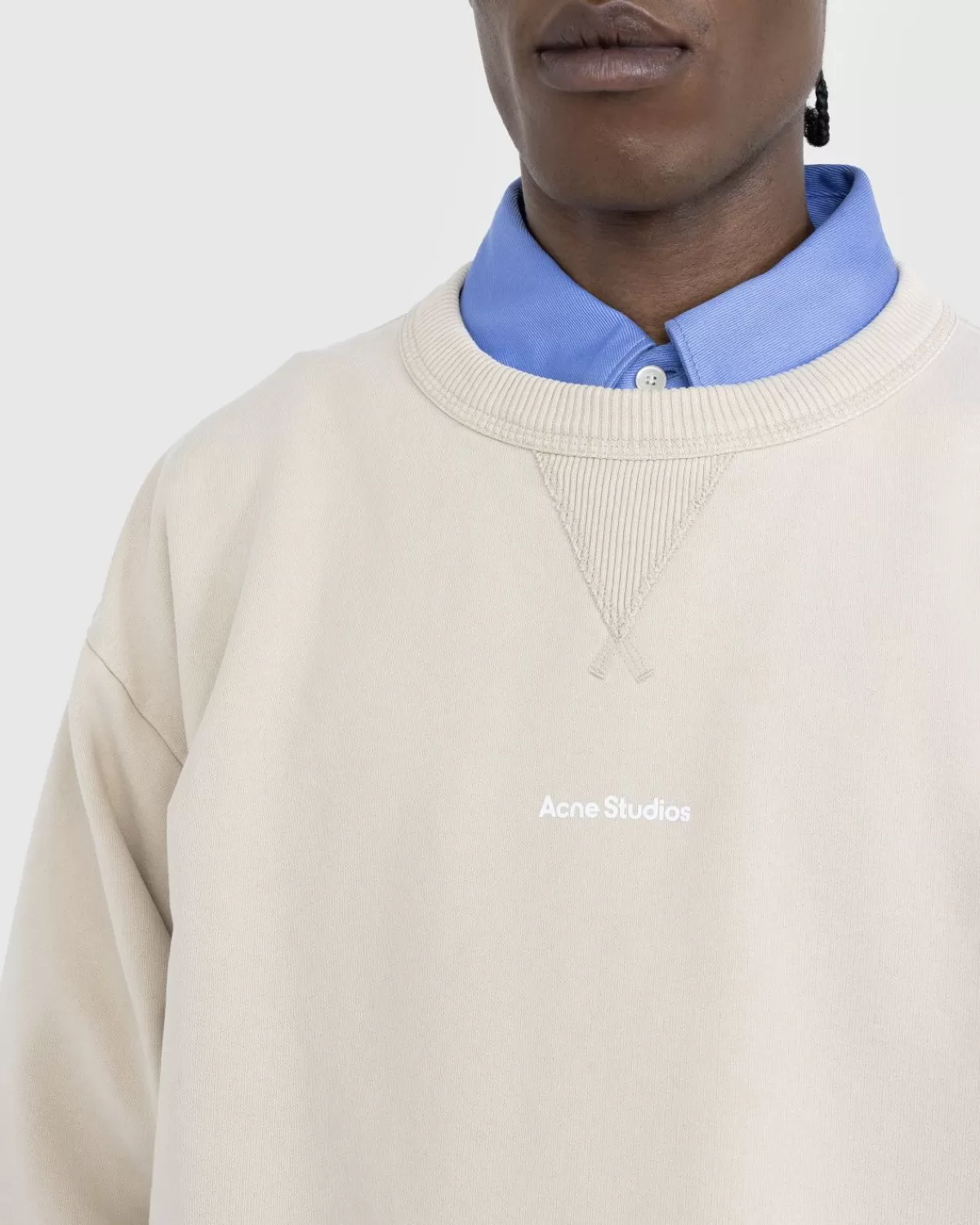 acne_studios_stamp_logo_trui_champagne_beige_5.webp Acne Studios Stamp Logo Trui Champagne Beige Store