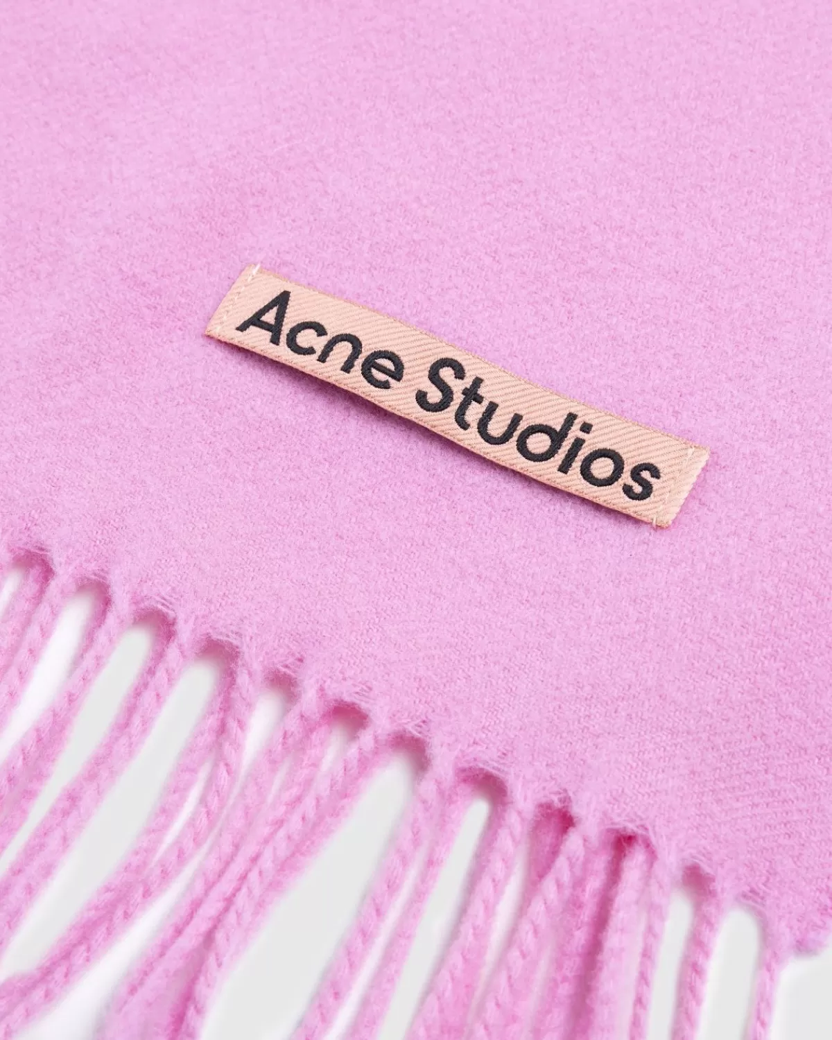 acne_studios_wollen_sjaal_met_franjes_bubble_pink_2.webp Acne Studios Wollen Sjaal Met Franjes Bubble Pink Sale
