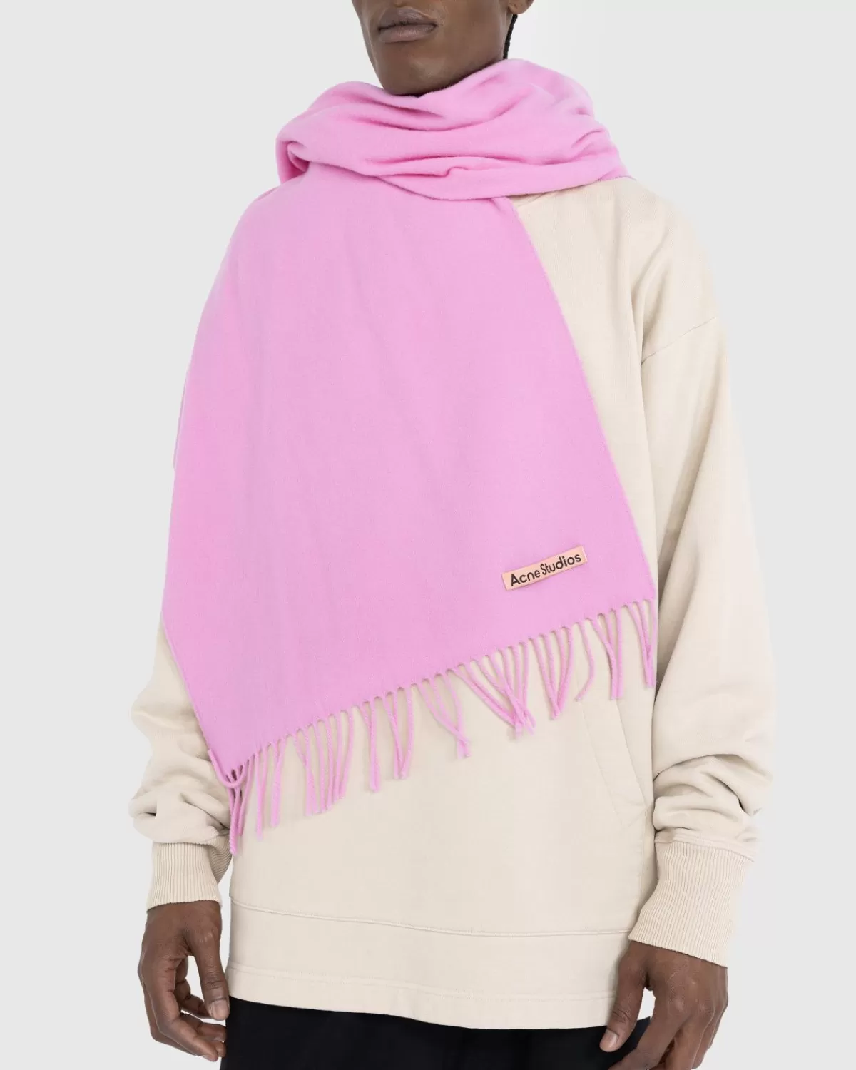 acne_studios_wollen_sjaal_met_franjes_bubble_pink_3.webp Acne Studios Wollen Sjaal Met Franjes Bubble Pink Sale