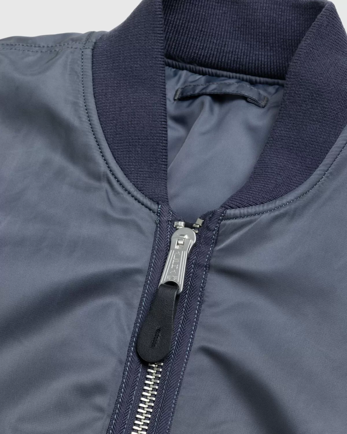 alpha_industries_x_highsnobiety_ma1_bomber_steel_navy_1.webp Bovenkleding^Alpha Industries X Highsnobiety Ma-1 Bomber Steel Navy