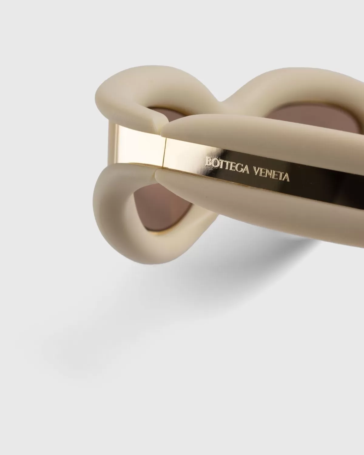 bottega_veneta_onbeschaamde_zonnebril_goud_1.webp Bottega Veneta Onbeschaamde Zonnebril Goud Fashion