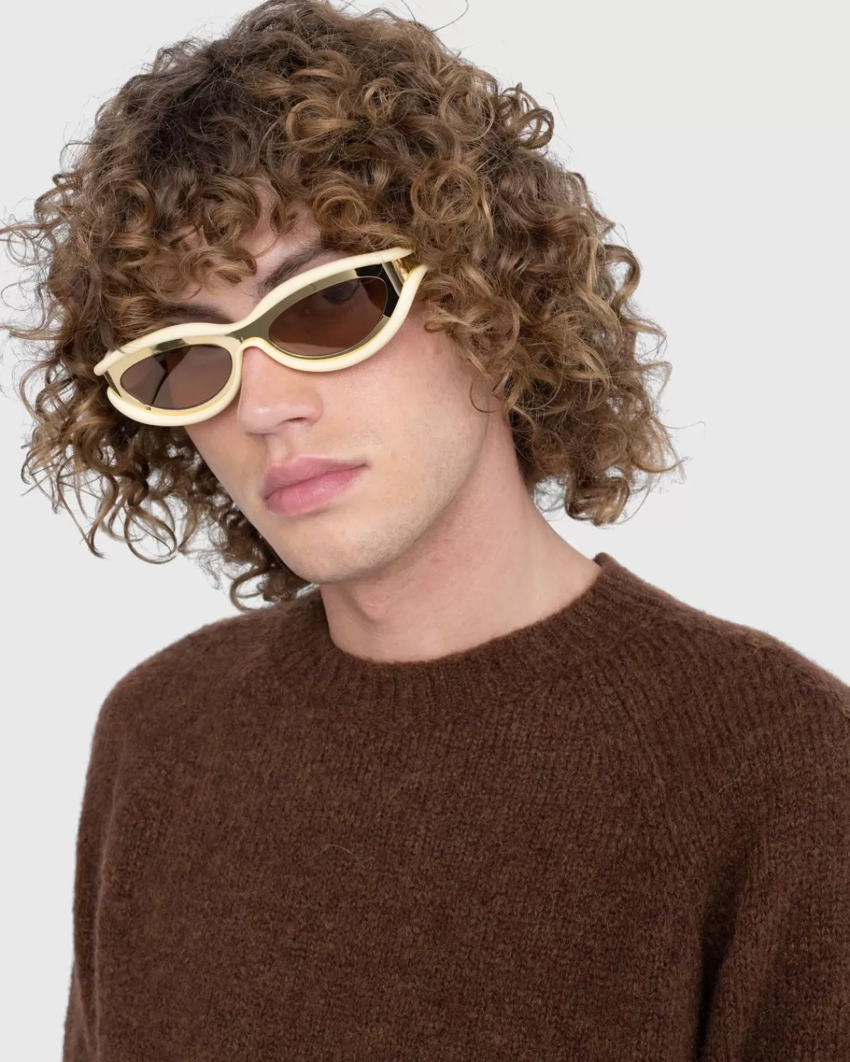 bottega_veneta_onbeschaamde_zonnebril_goud_3.webp Bottega Veneta Onbeschaamde Zonnebril Goud Fashion