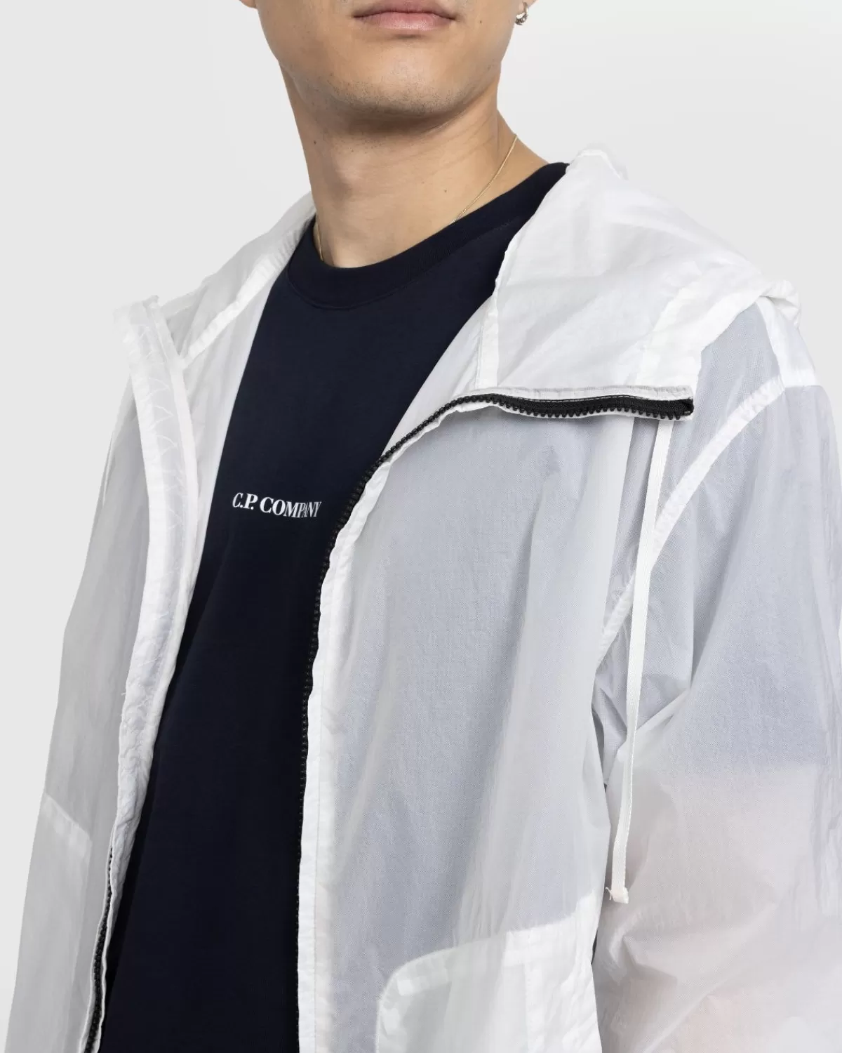 cp_company__licht_microweave_gelamineerd_jack_met_capuchon_gaaswit_3.webp Bovenkleding^C.P. Company Cp Company - Licht Microweave Gelamineerd Jack Met Capuchon, Gaaswit