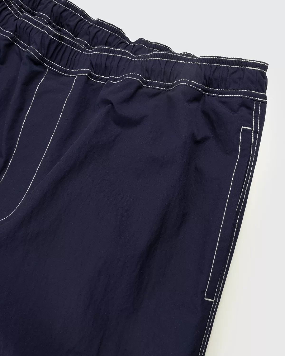 highsnobiety_contrasterende_geborstelde_nylon_elastische_broek_marineblauw_3.webp Broek^Highsnobiety Contrasterende Geborstelde Nylon Elastische Broek Marineblauw