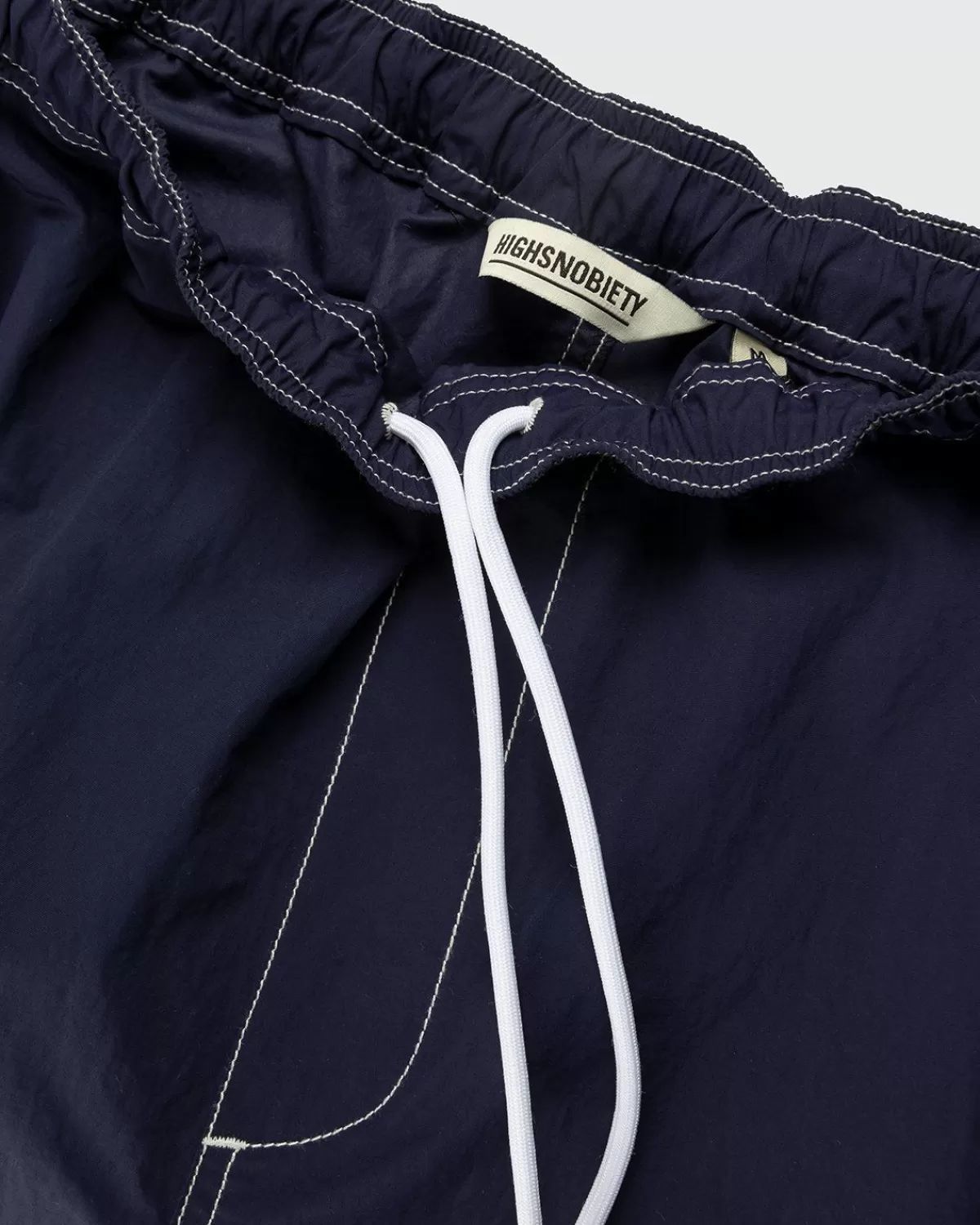 highsnobiety_contrasterende_geborstelde_nylon_elastische_broek_marineblauw_4.webp Broek^Highsnobiety Contrasterende Geborstelde Nylon Elastische Broek Marineblauw