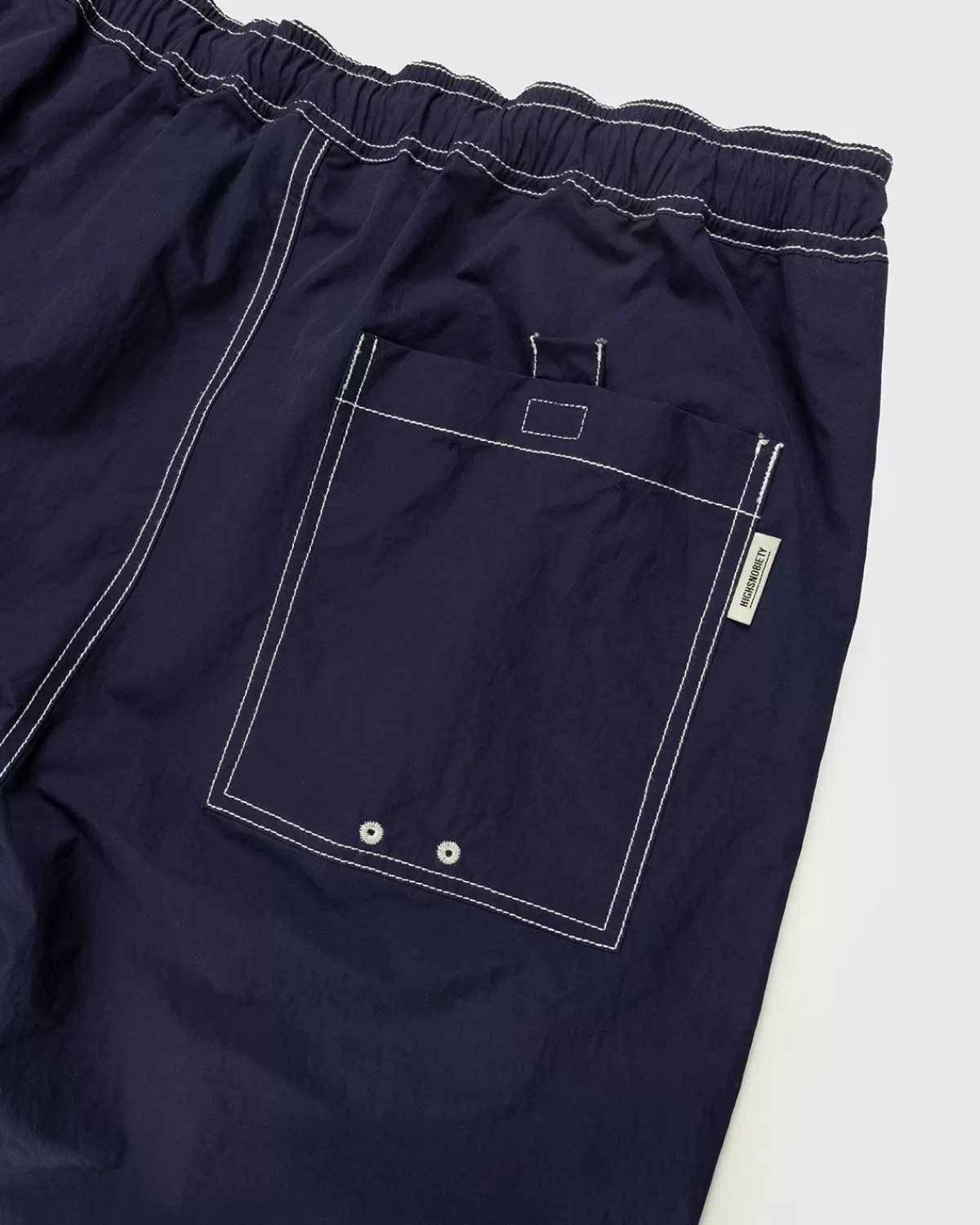 highsnobiety_contrasterende_geborstelde_nylon_elastische_broek_marineblauw_7.webp Broek^Highsnobiety Contrasterende Geborstelde Nylon Elastische Broek Marineblauw