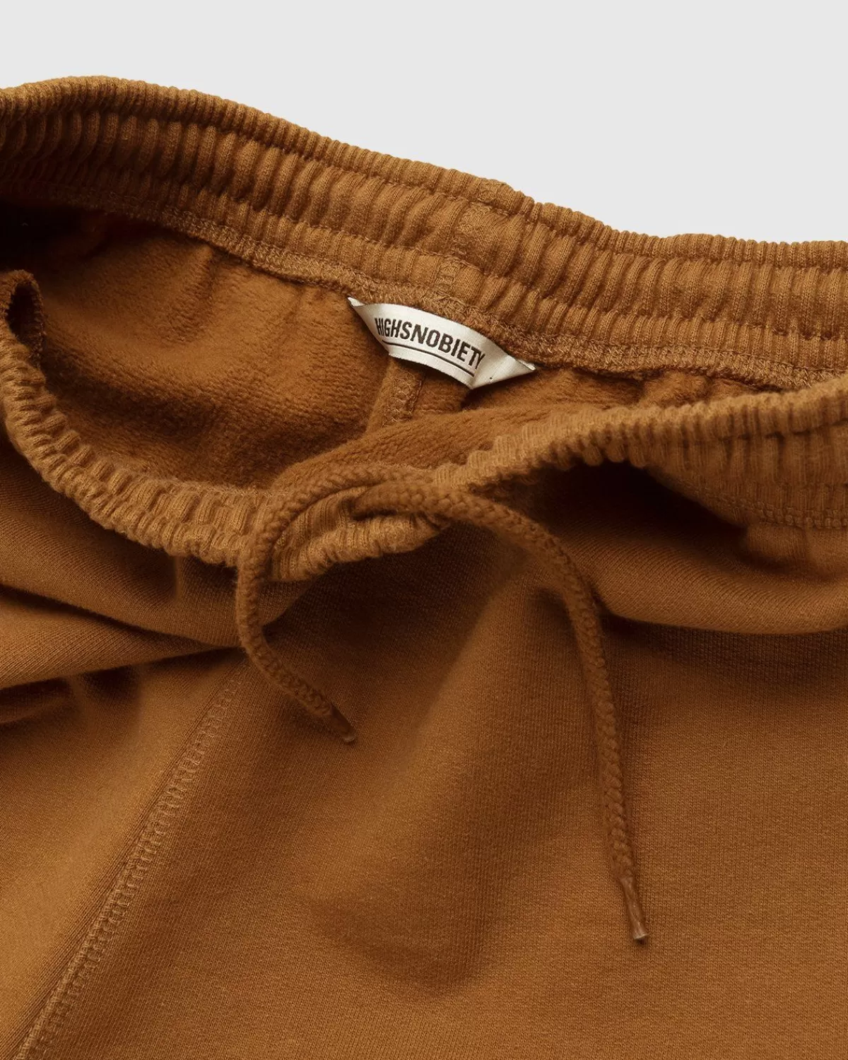 highsnobiety_fleece_staplesbroek_met_logo_acorn_4.webp Broek^Highsnobiety Fleece Staples-Broek Met Logo Acorn