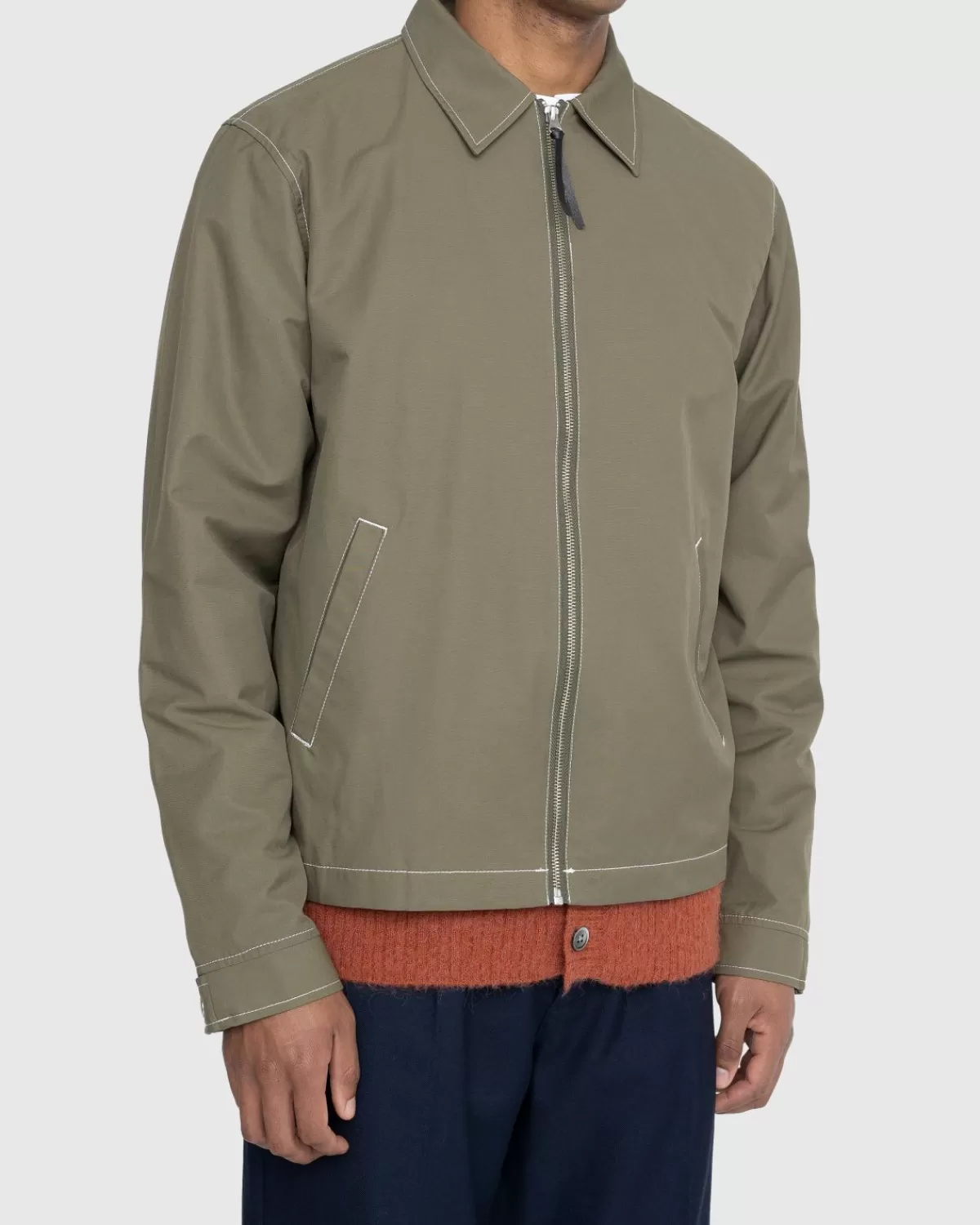 highsnobiety_geborsteld_nylon_jack_olijfgroen_2.webp Bovenkleding^Highsnobiety Geborsteld Nylon Jack Olijfgroen