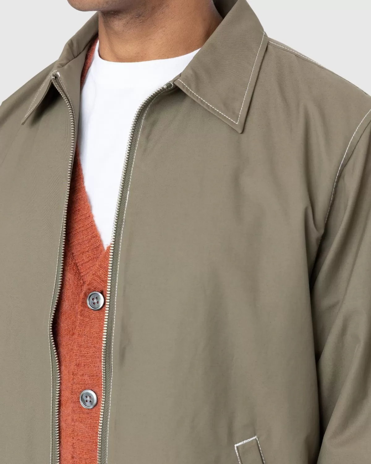 highsnobiety_geborsteld_nylon_jack_olijfgroen_5.webp Bovenkleding^Highsnobiety Geborsteld Nylon Jack Olijfgroen