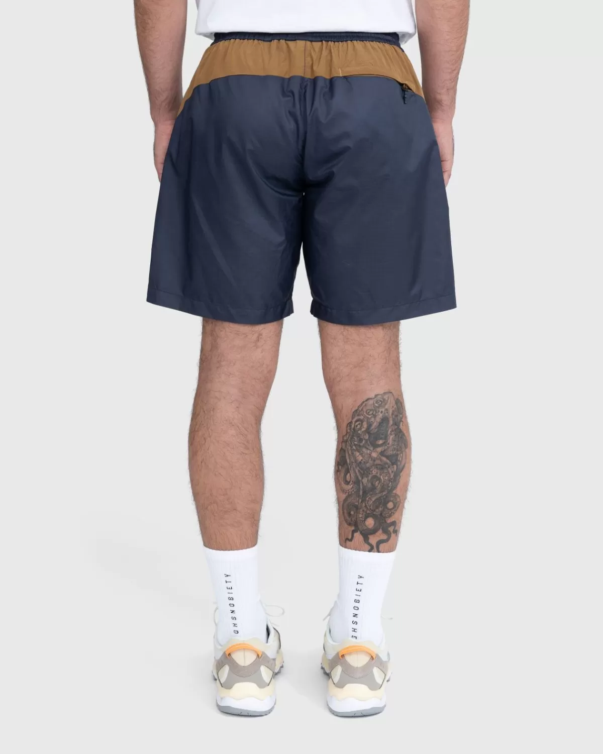 highsnobiety_mix_paneel_nylon_short_marineblauwbruin_4.webp Korte Broek^Highsnobiety Mix Paneel Nylon Short Marineblauw/Bruin