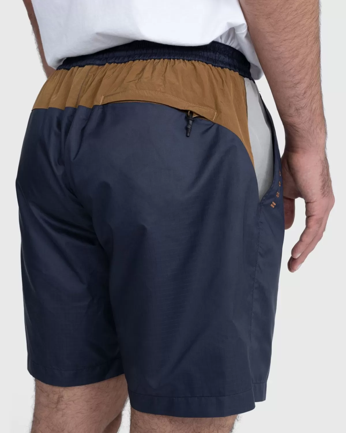 highsnobiety_mix_paneel_nylon_short_marineblauwbruin_6.webp Korte Broek^Highsnobiety Mix Paneel Nylon Short Marineblauw/Bruin