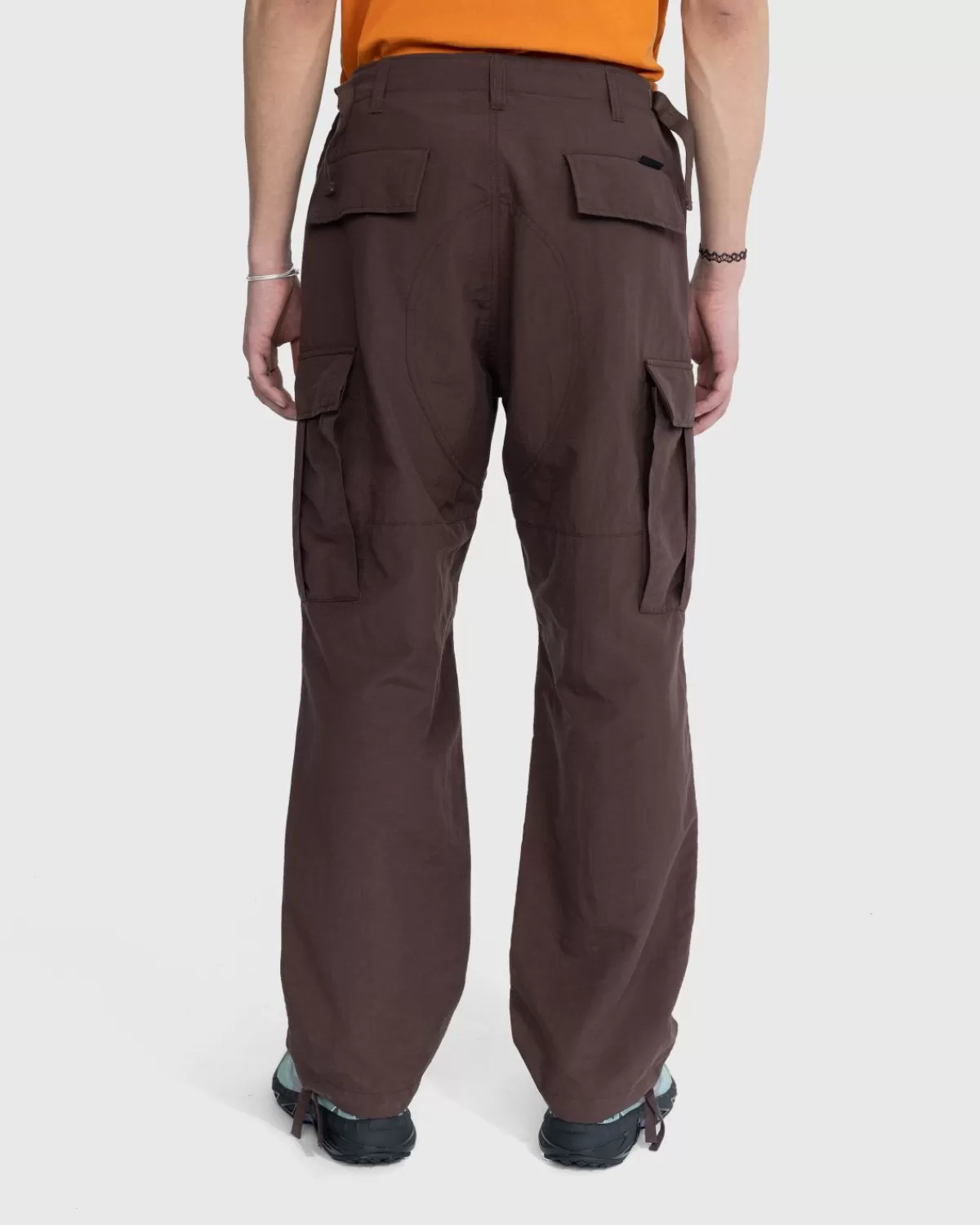 highsnobiety_nylon_cargobroek_bruin_2.webp Broek^Highsnobiety Nylon Cargobroek Bruin