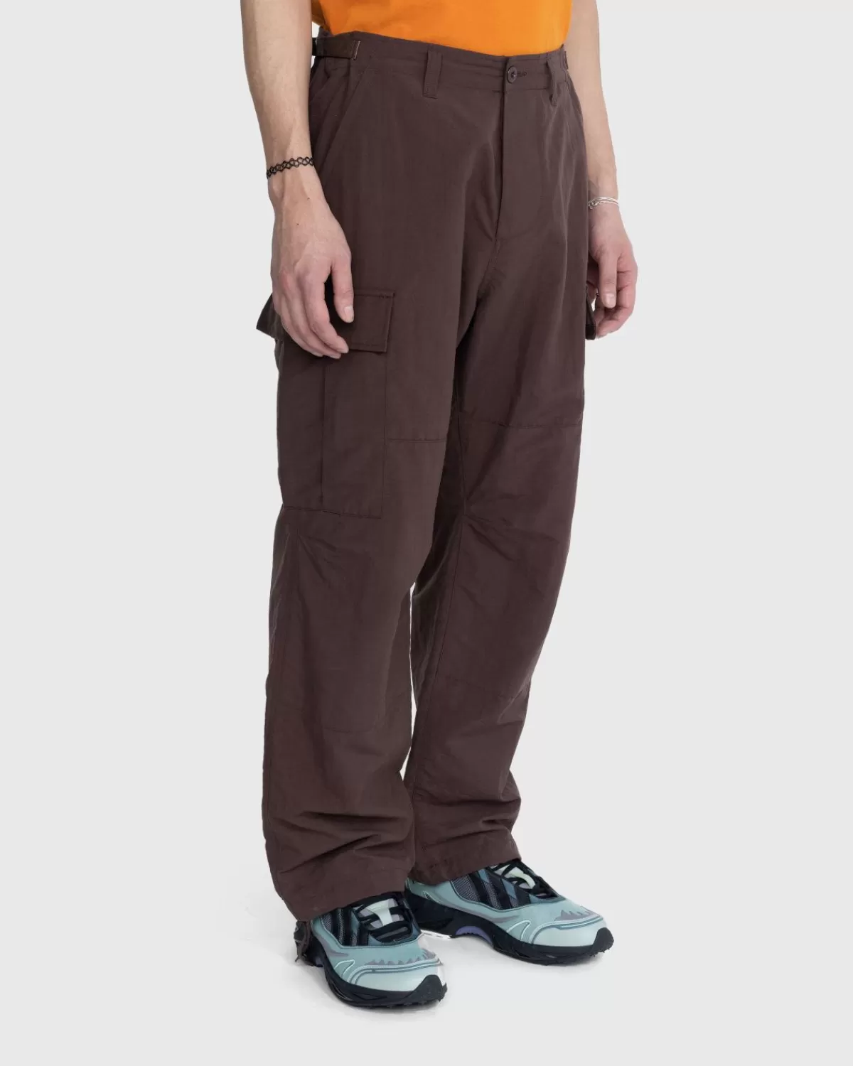 highsnobiety_nylon_cargobroek_bruin_4.webp Broek^Highsnobiety Nylon Cargobroek Bruin