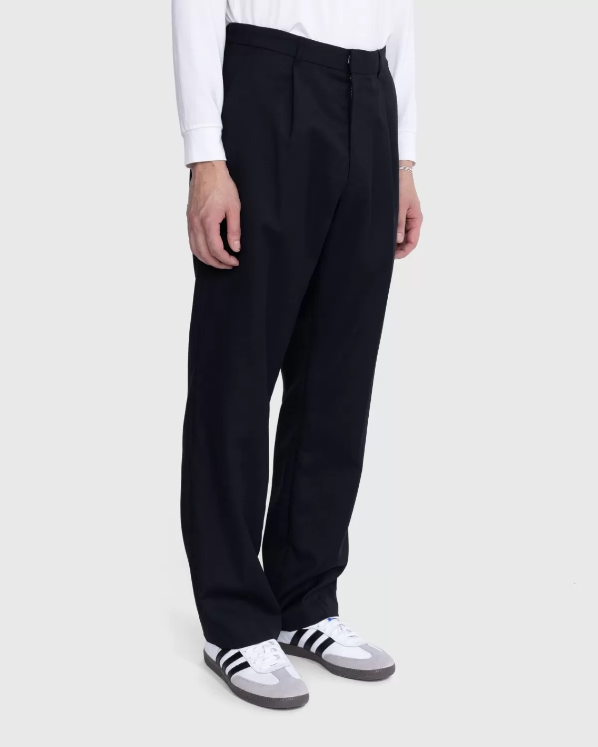 highsnobiety_tropische_wollen_pakbroek_zwart_1.webp Broek^Highsnobiety Tropische Wollen Pakbroek Zwart