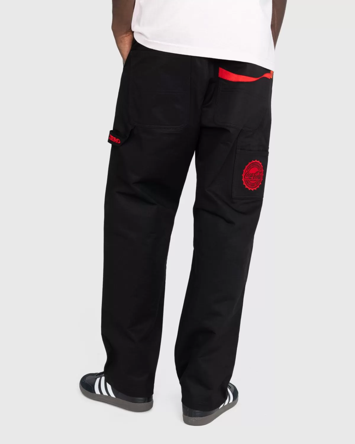highsnobiety_x_cocacola_zero_sugar_werkbroek_zwart_1.webp Broek^Highsnobiety X Coca-Cola Zero Sugar Werkbroek Zwart
