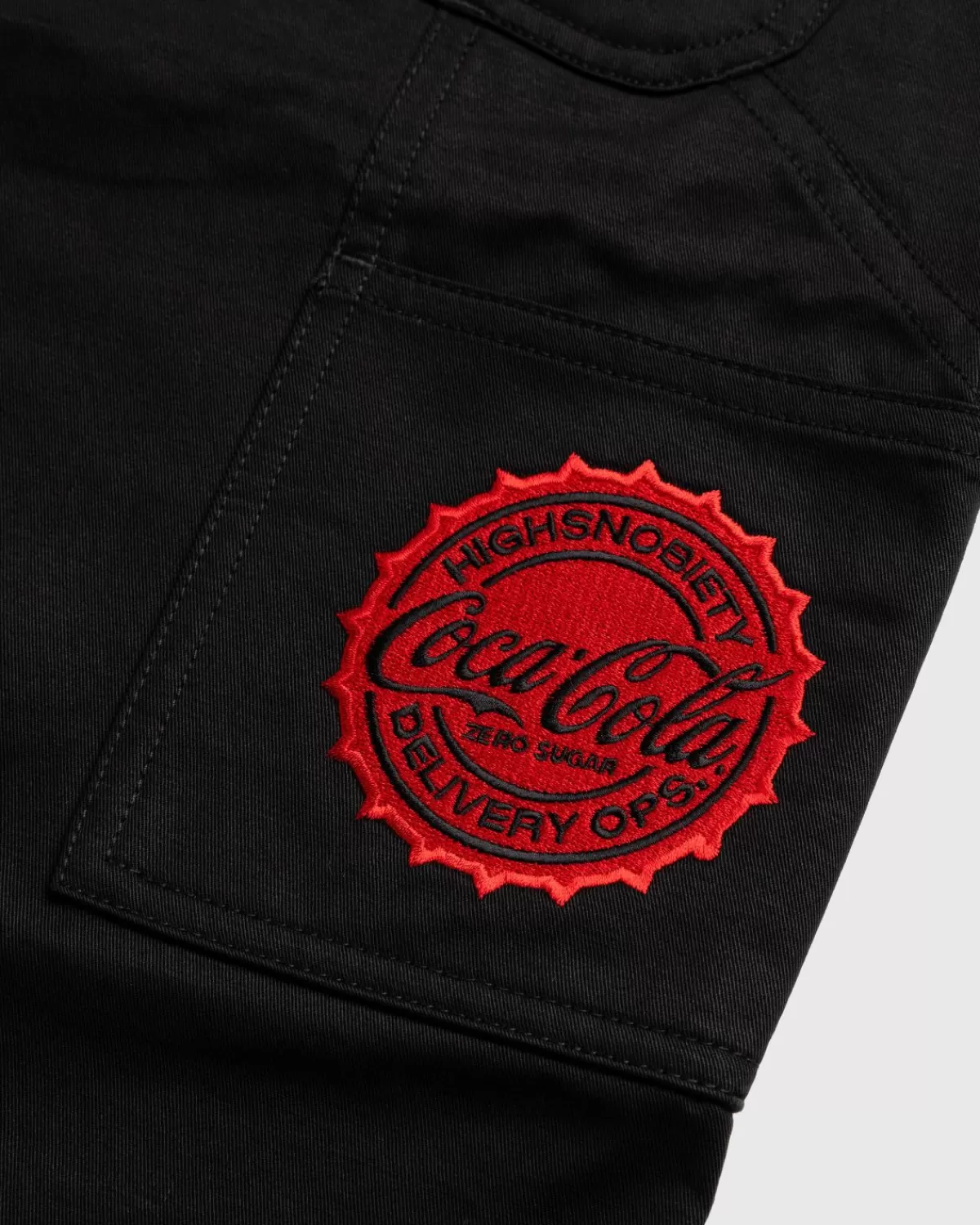 highsnobiety_x_cocacola_zero_sugar_werkbroek_zwart_2.webp Broek^Highsnobiety X Coca-Cola Zero Sugar Werkbroek Zwart