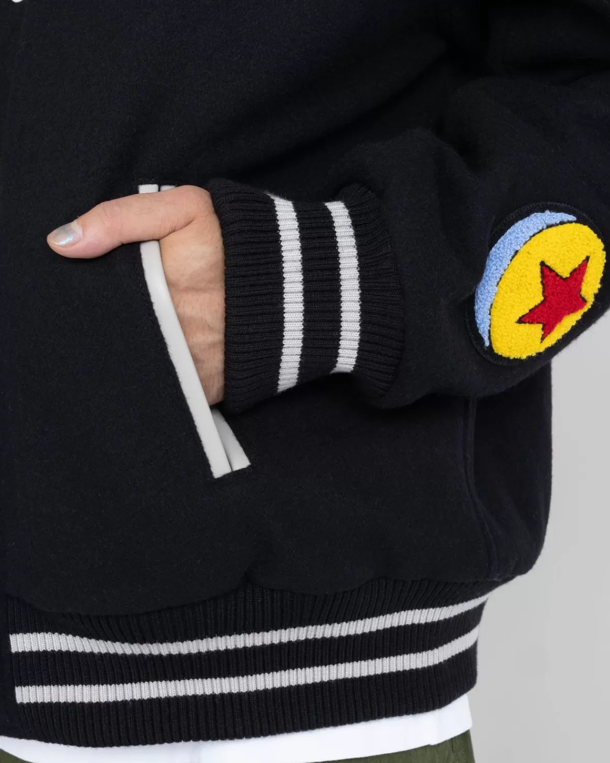 highsnobiety_x_pixar_varsityjack_zwart_3.webp Bovenkleding^Highsnobiety X Pixar Varsityjack Zwart