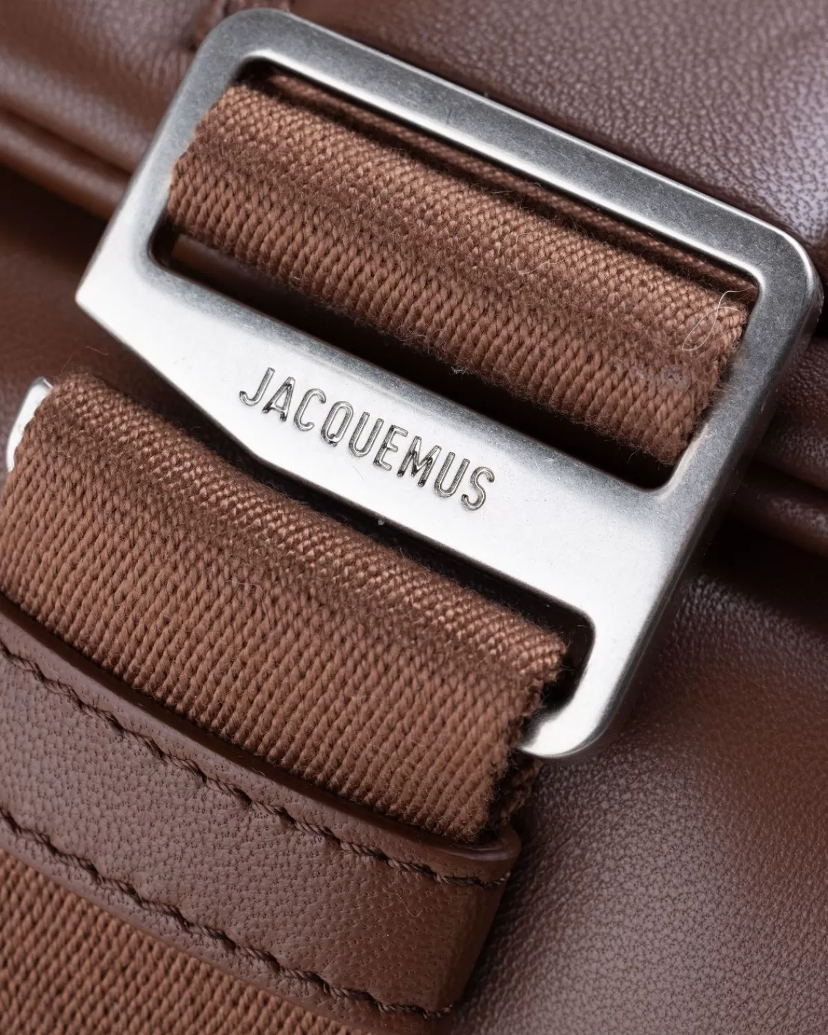 jacquemus_la_banane_bambimou_bruin_2.webp JACQUEMUS La Banane Bambimou Bruin Outlet