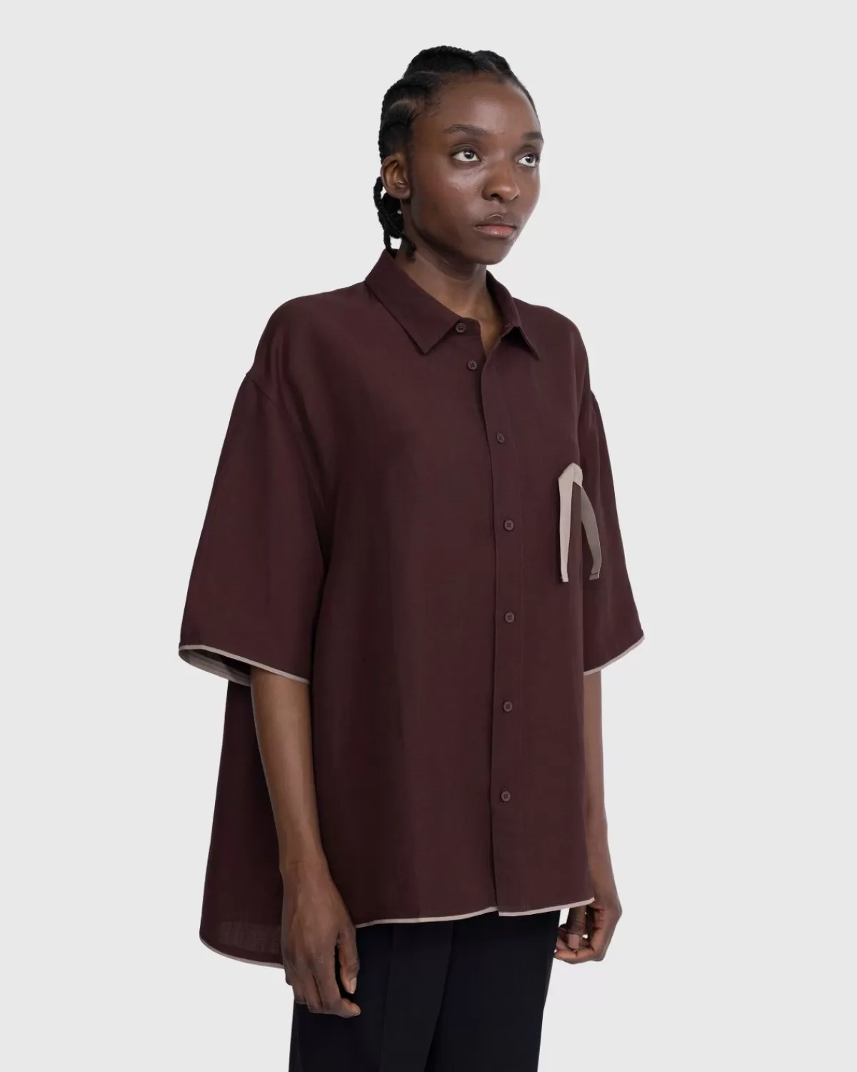 jacquemus_la_chemise_cabri_bruin_1.webp Overhemden^JACQUEMUS La Chemise Cabri Bruin