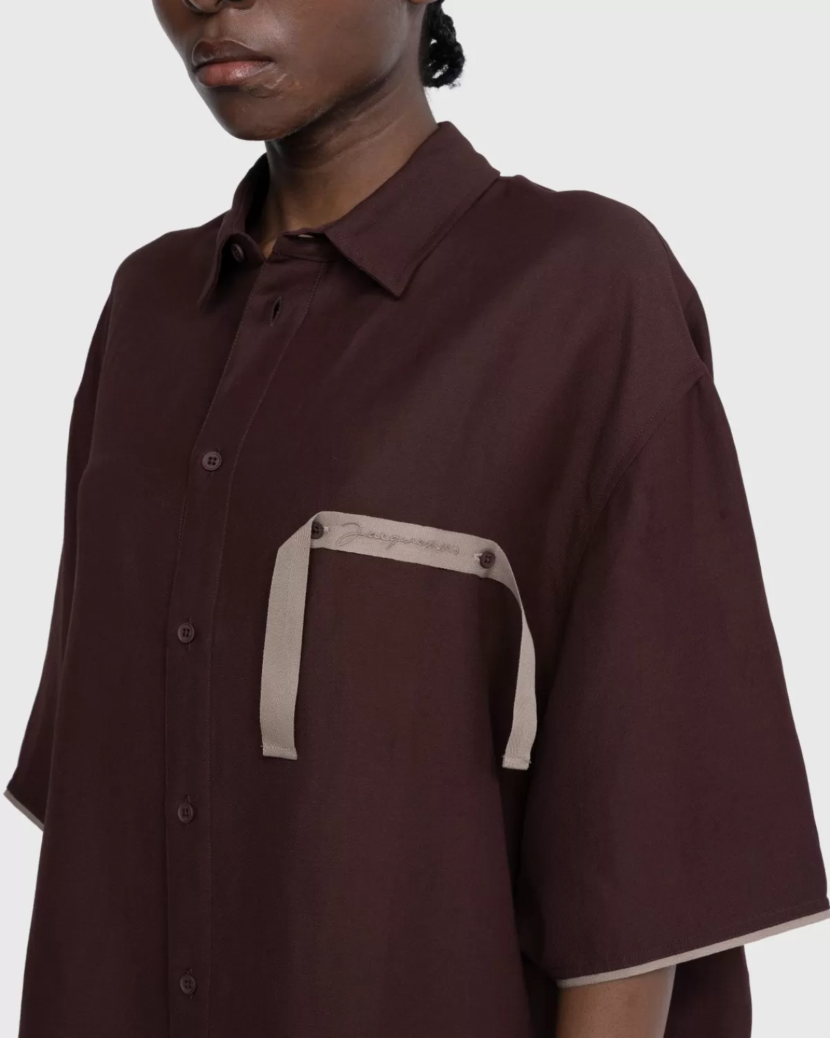 jacquemus_la_chemise_cabri_bruin_3.webp Overhemden^JACQUEMUS La Chemise Cabri Bruin