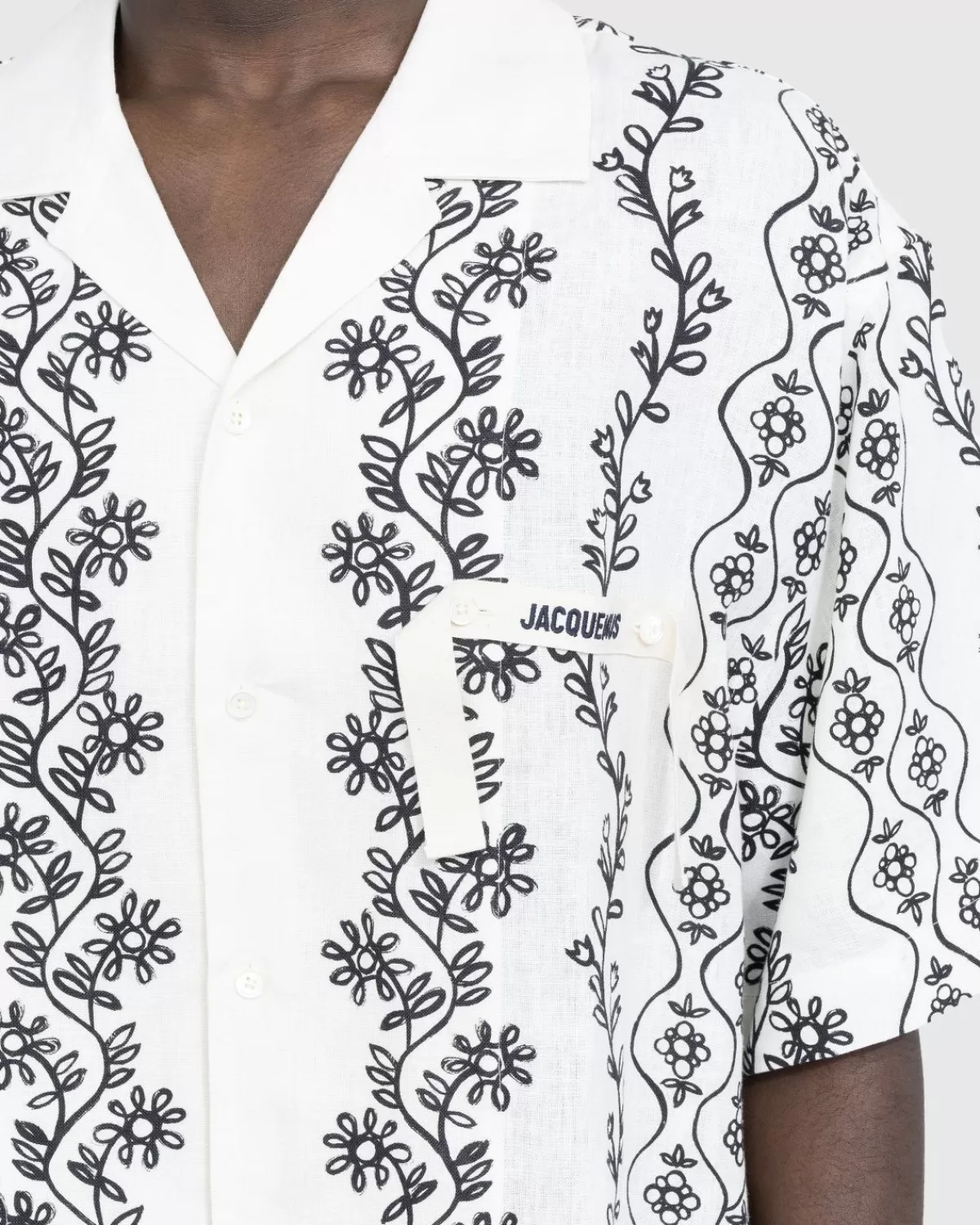 jacquemus_la_chemise_jean_print_zwarte_provencaalse_bloemen_1.webp Overhemden^JACQUEMUS La Chemise Jean Print Zwarte Provencaalse Bloemen