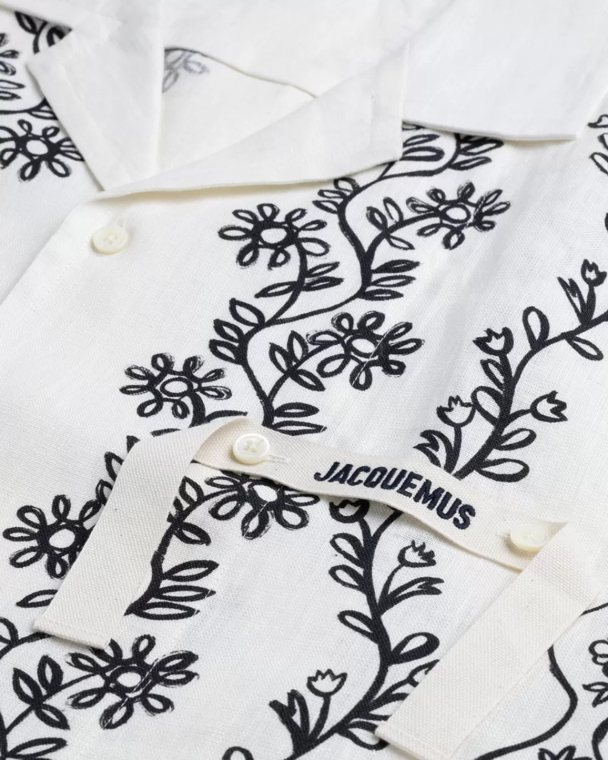 jacquemus_la_chemise_jean_print_zwarte_provencaalse_bloemen_2.webp Overhemden^JACQUEMUS La Chemise Jean Print Zwarte Provencaalse Bloemen