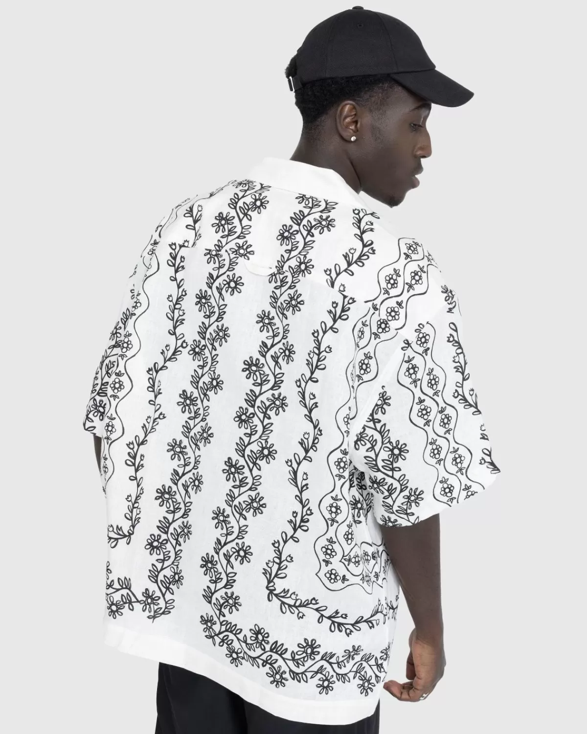 jacquemus_la_chemise_jean_print_zwarte_provencaalse_bloemen_3.webp Overhemden^JACQUEMUS La Chemise Jean Print Zwarte Provencaalse Bloemen