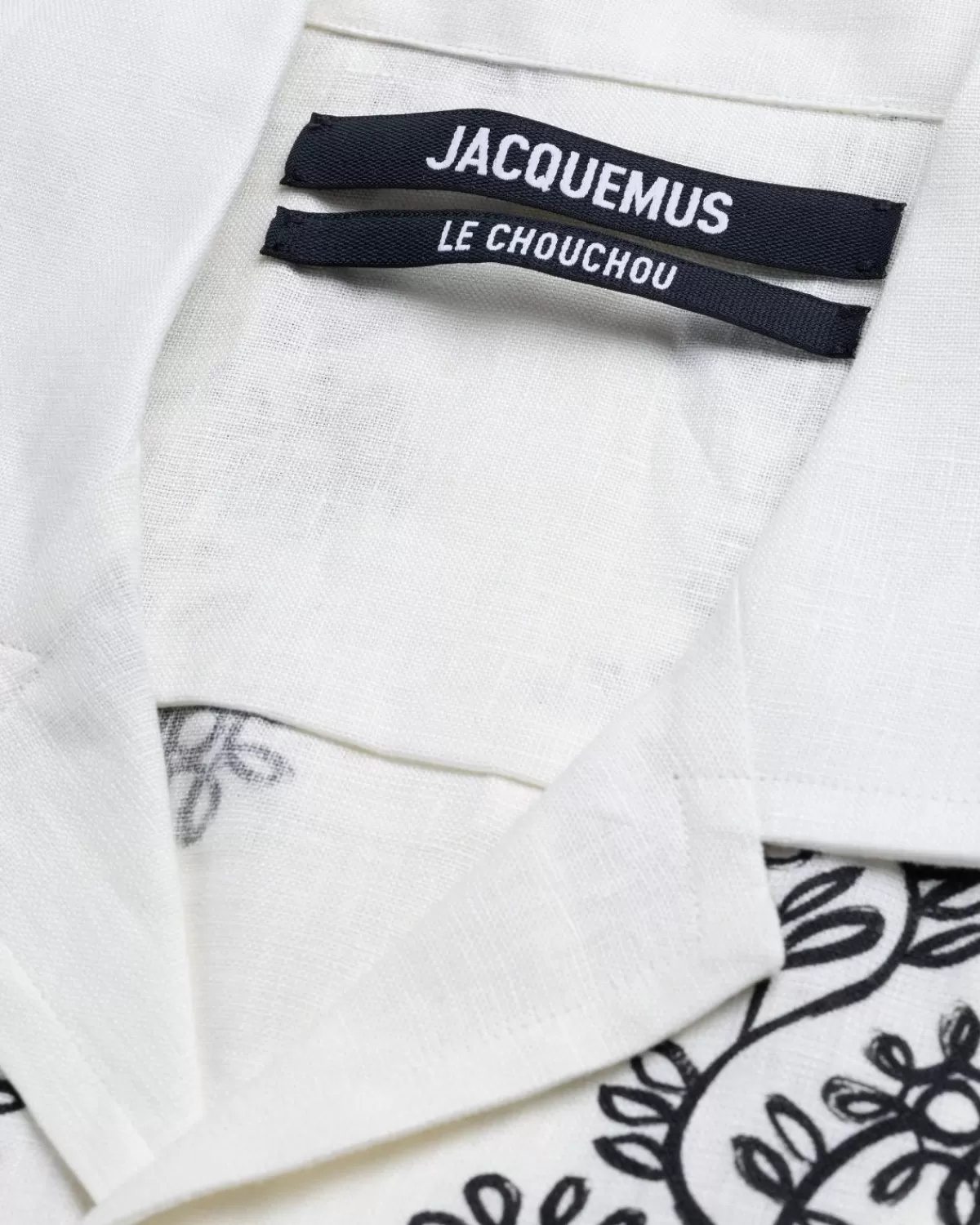 jacquemus_la_chemise_jean_print_zwarte_provencaalse_bloemen_4.webp Overhemden^JACQUEMUS La Chemise Jean Print Zwarte Provencaalse Bloemen