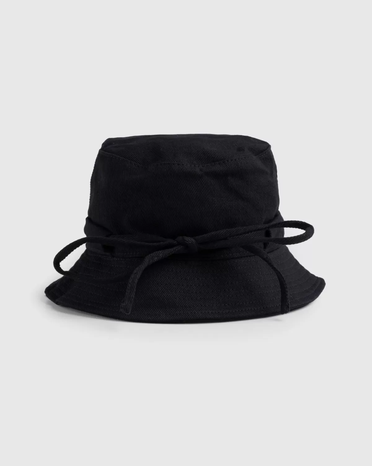 jacquemus_le_bob_gadjo_zwart_1.webp JACQUEMUS Le Bob Gadjo Zwart Store