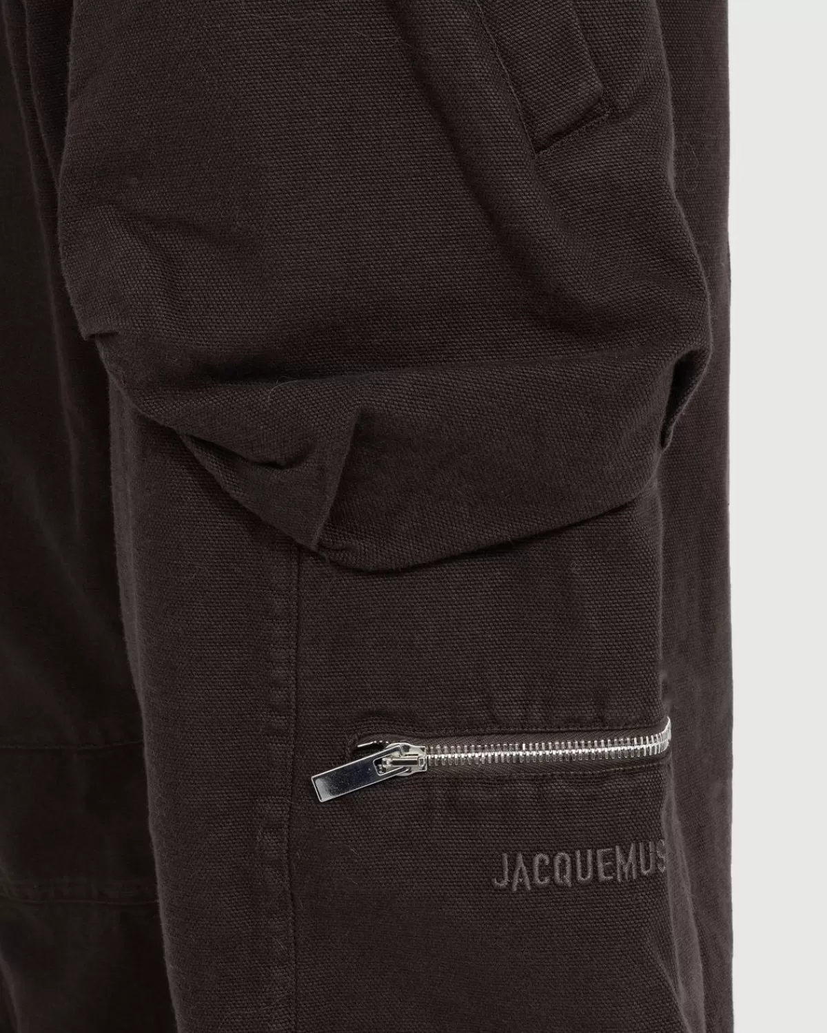 jacquemus_le_cargo_croissant_donkerbruin_1.webp Broek^JACQUEMUS Le Cargo Croissant Donkerbruin