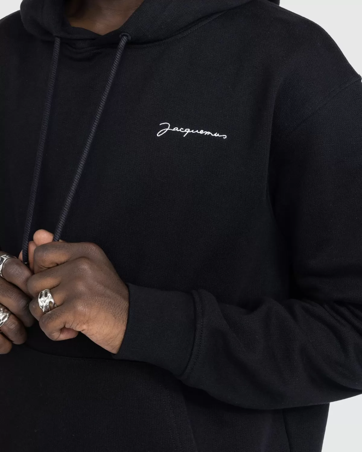 jacquemus_le_sweatshirt_brode_zwart_6.webp JACQUEMUS Le Sweatshirt Brode Zwart Fashion