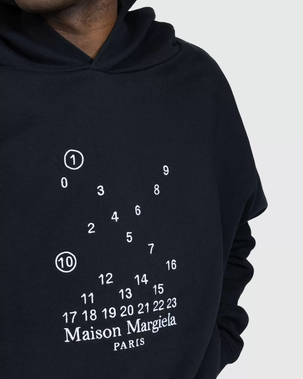 maison_margiela_hoodie_met_numeriek_logo_zwart_5.webp Maison Margiela Hoodie Met Numeriek Logo Zwart Sale