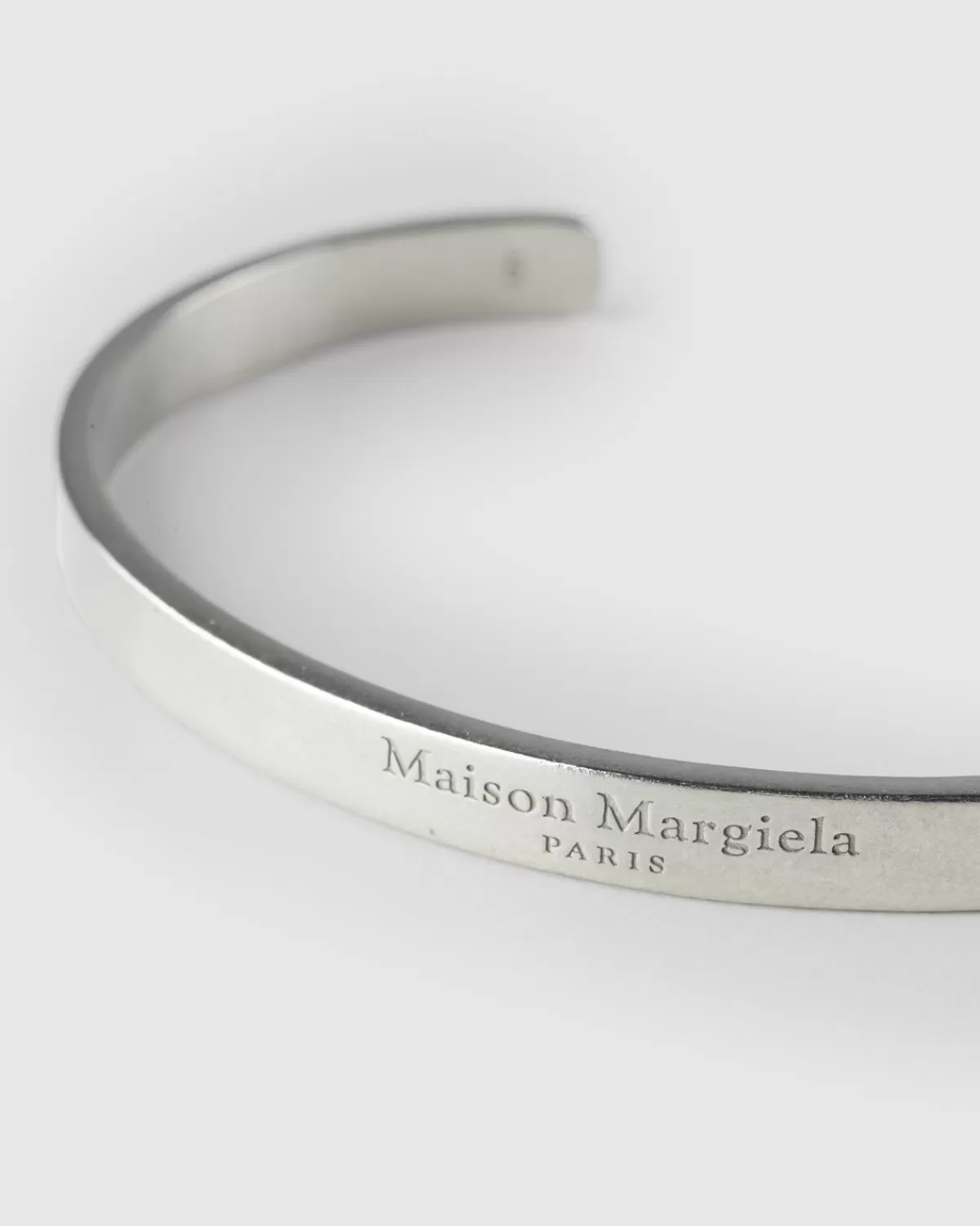 maison_margiela_logo_manchetarmband_zilver_2.webp Maison Margiela Logo Manchetarmband Zilver Cheap