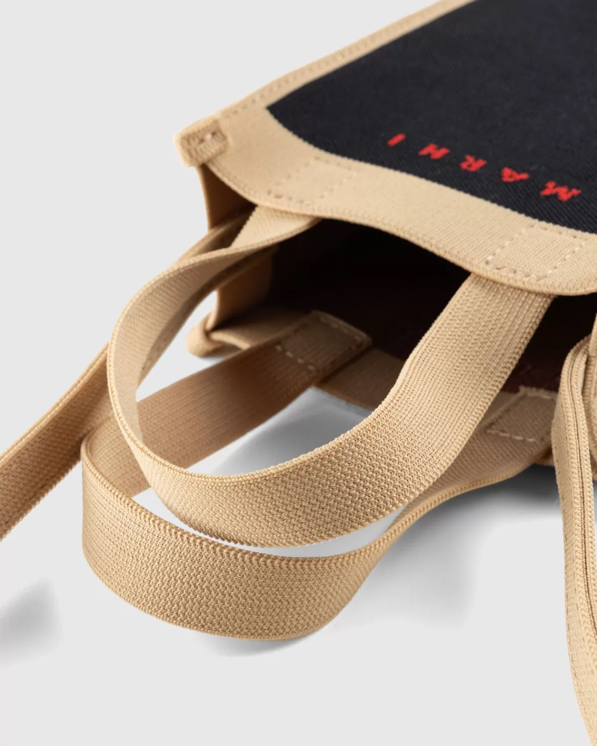 marni_crossbody_tas_zwartzijde_witrood_2.webp Marni Crossbody Tas Zwart/Zijde Wit/Rood Flash Sale