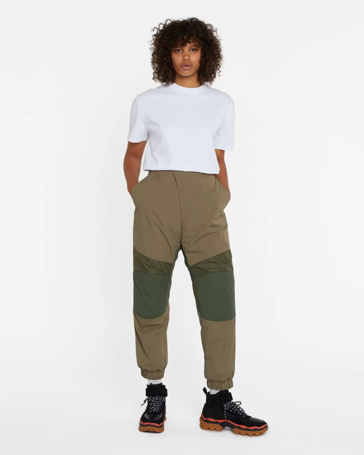 moncler_genius_gerecycleerde_sportbroek_1.webp Broek^Moncler Genius Gerecycleerde Sportbroek