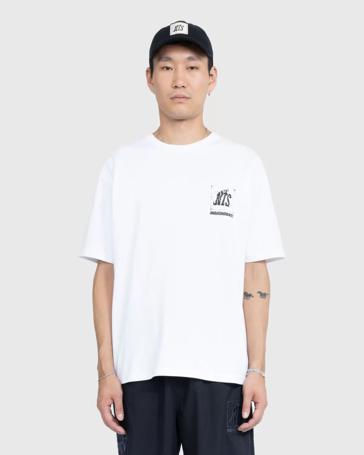 nts_x_highsnobiety_apple_tshirt_wit_2.webp NTS X Highsnobiety Apple T-Shirt Wit Outlet