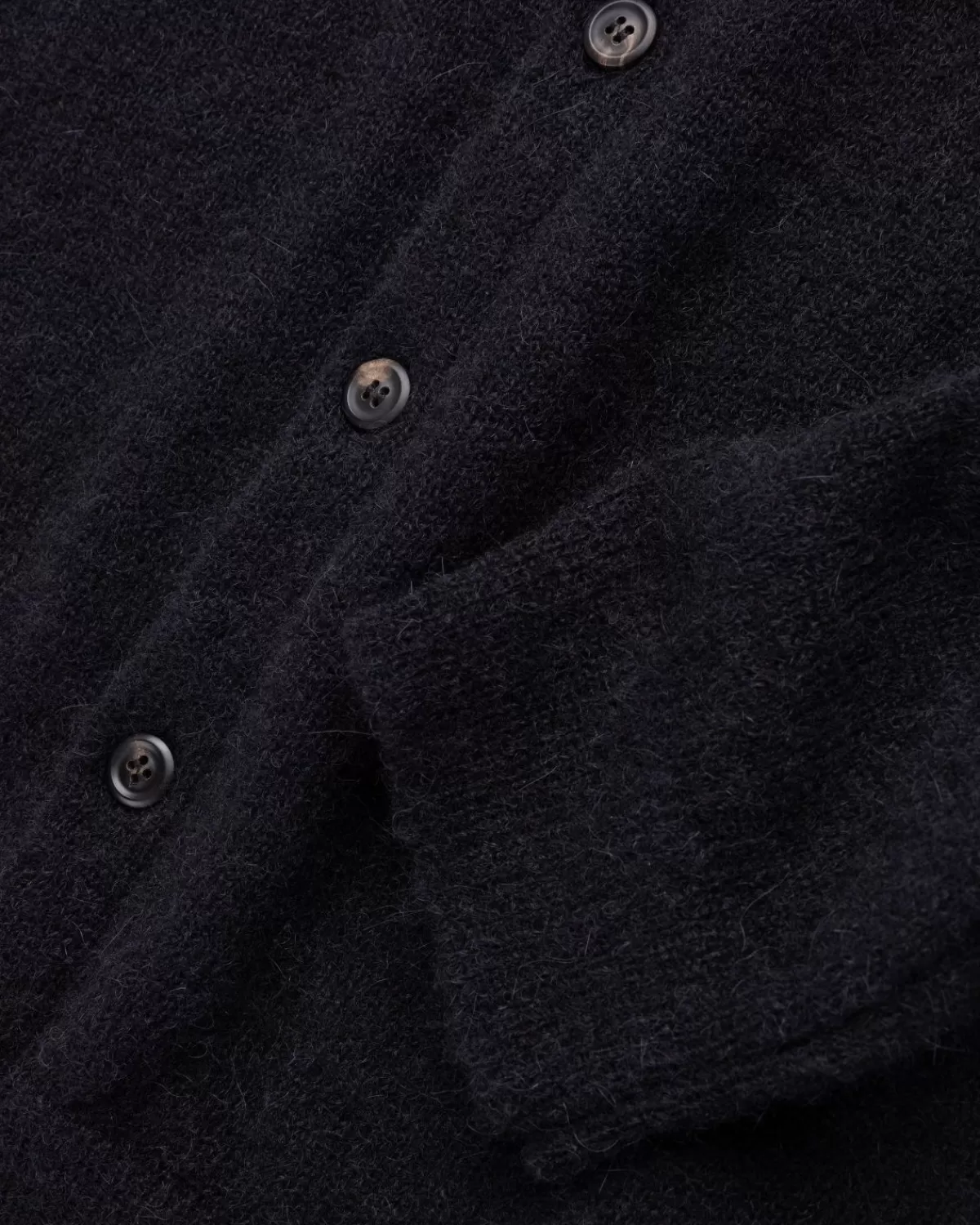 onze_erfenis_avondpolo_zwart_fuzzy_alpaca_1.webp Gebreide Kleding^Our Legacy Onze Erfenis Avondpolo Zwart Fuzzy Alpaca