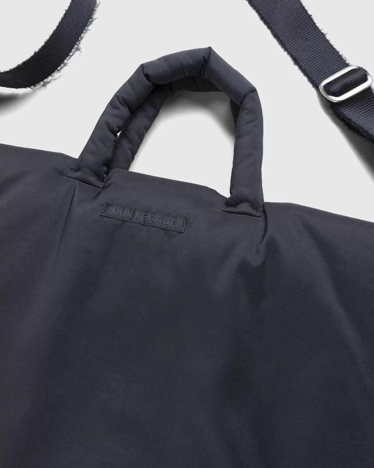 onze_erfenis_big_pillow_tote_zwart_oppervlak_nylon_4.webp Our Legacy Onze Erfenis Big Pillow Tote Zwart Oppervlak Nylon Clearance