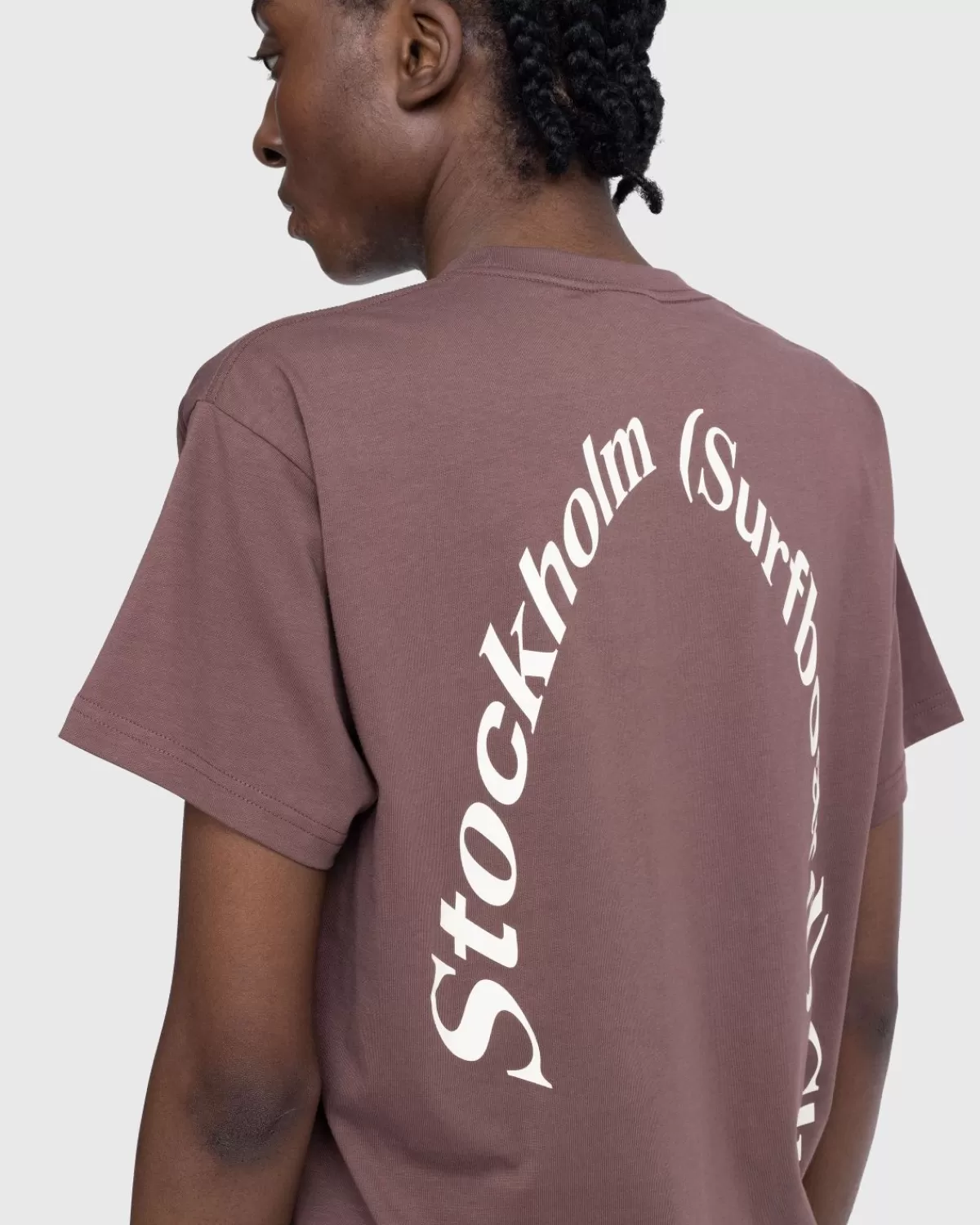 stockholm_surfboard_club_logo_tshirt_bruin_2.webp Stockholm Surfboard Club Logo T-Shirt Bruin Shop