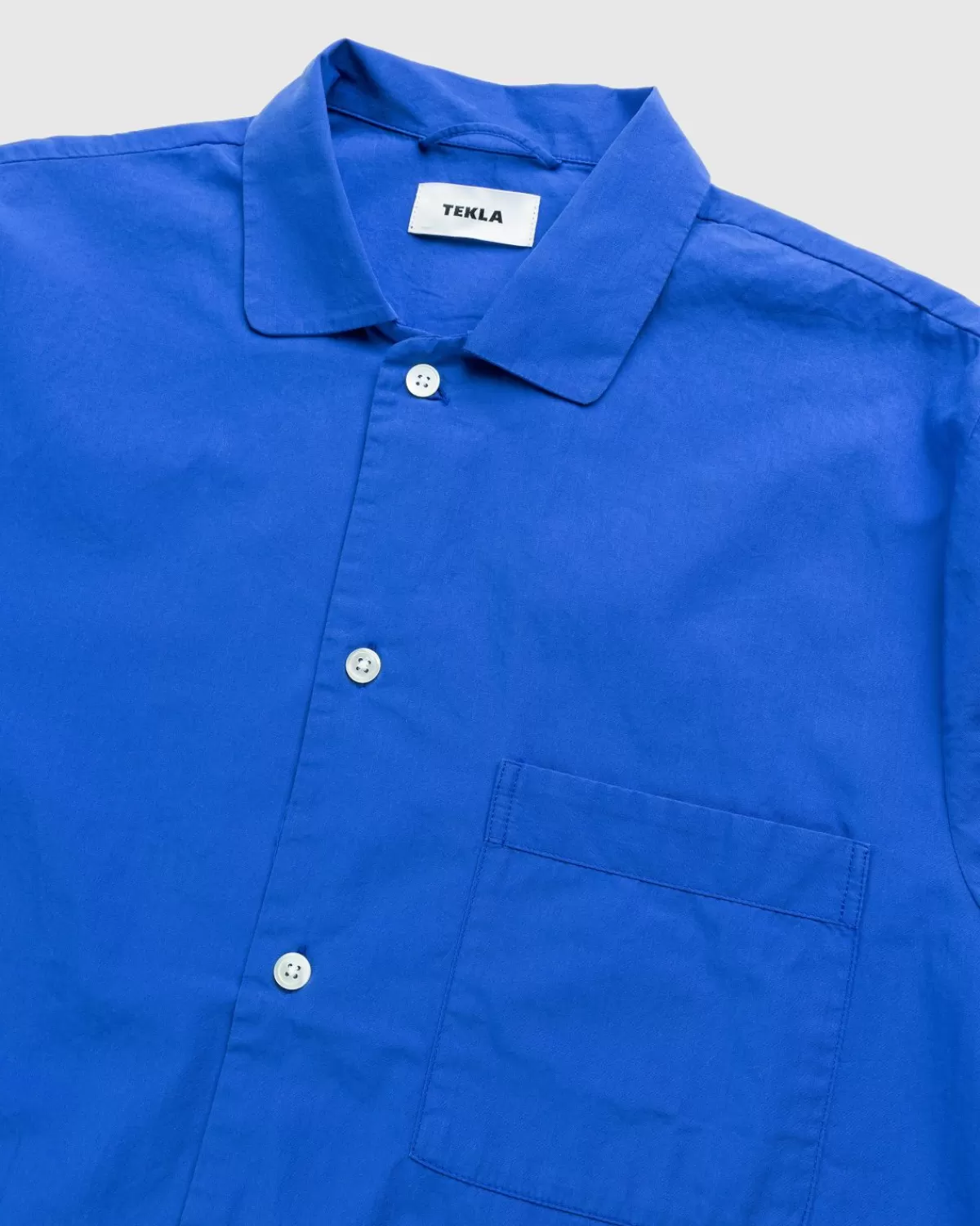 tekla_katoenen_popeline_pyjamaoverhemd_koningsblauw_2.webp Loungekleding^Tekla Katoenen Popeline Pyjamaoverhemd Koningsblauw