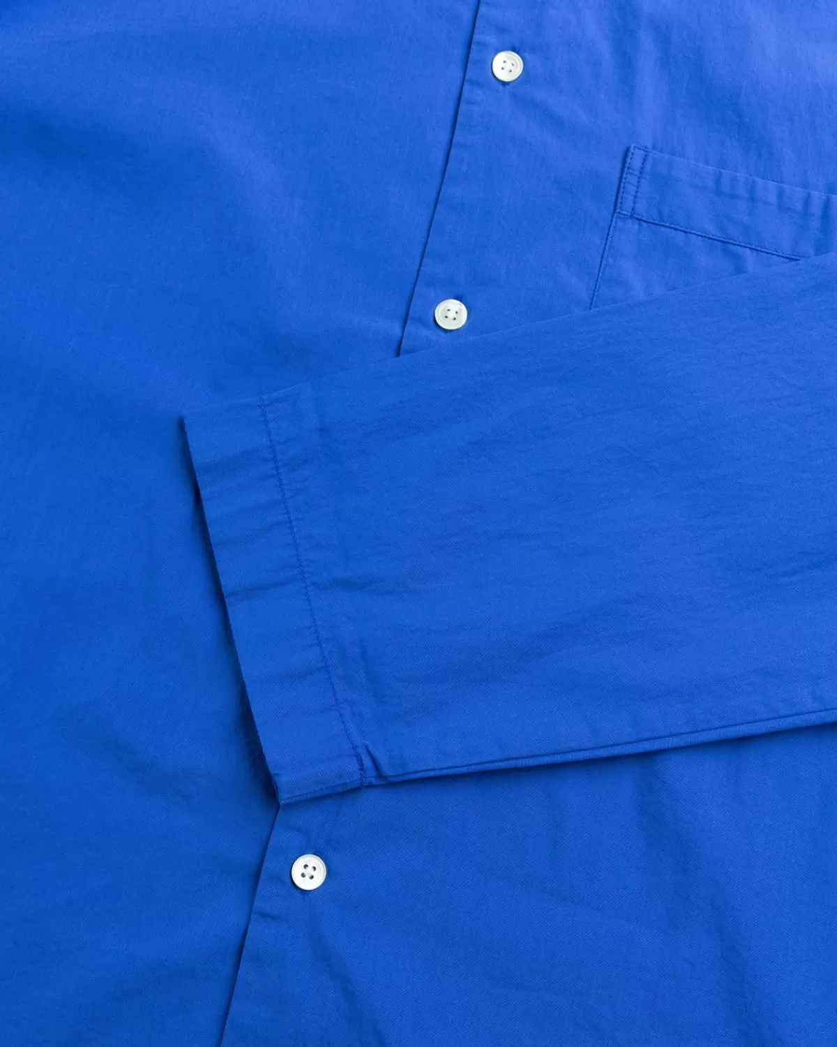 tekla_katoenen_popeline_pyjamaoverhemd_koningsblauw_3.webp Loungekleding^Tekla Katoenen Popeline Pyjamaoverhemd Koningsblauw