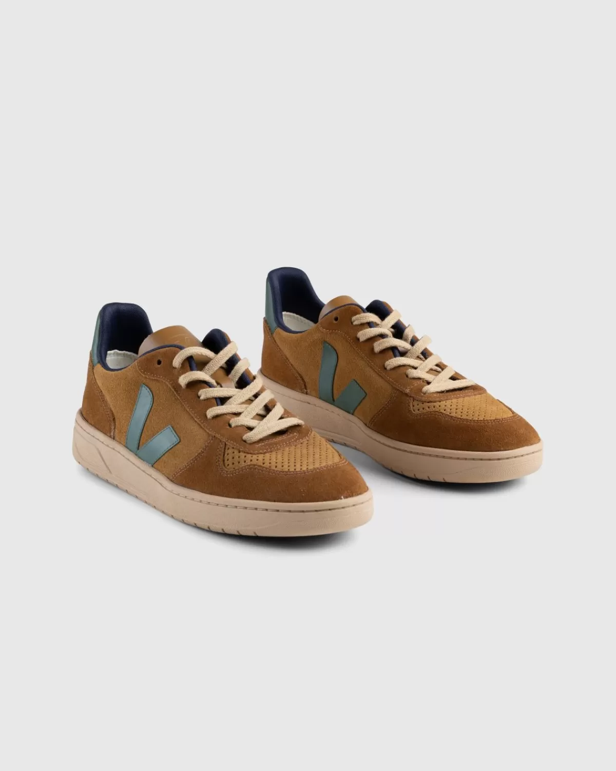 veja_v10_suede_kameel_cyprus_multico_1.webp VEJA V-10 Suede Kameel Cyprus Multico Shop