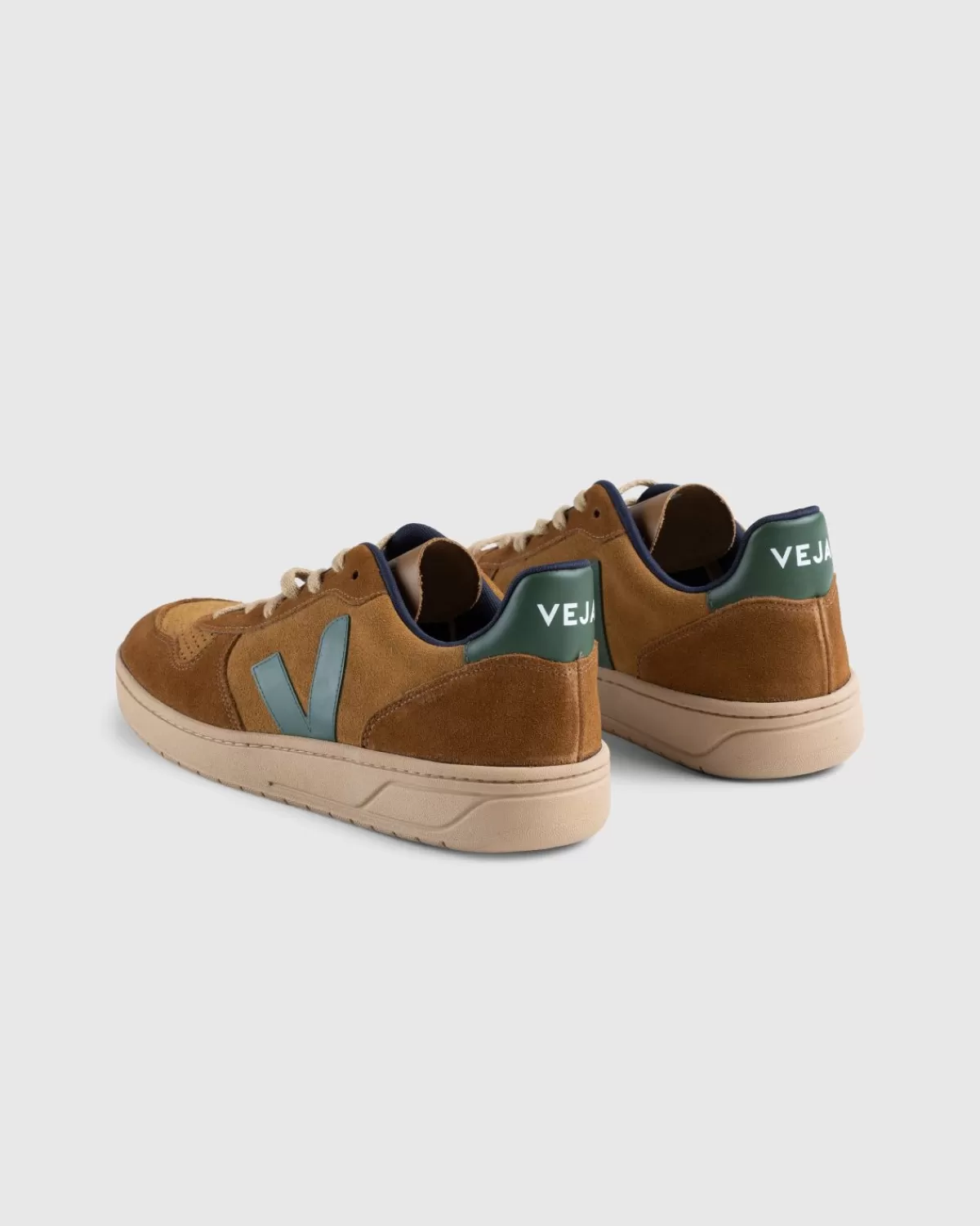 veja_v10_suede_kameel_cyprus_multico_4.webp VEJA V-10 Suede Kameel Cyprus Multico Shop