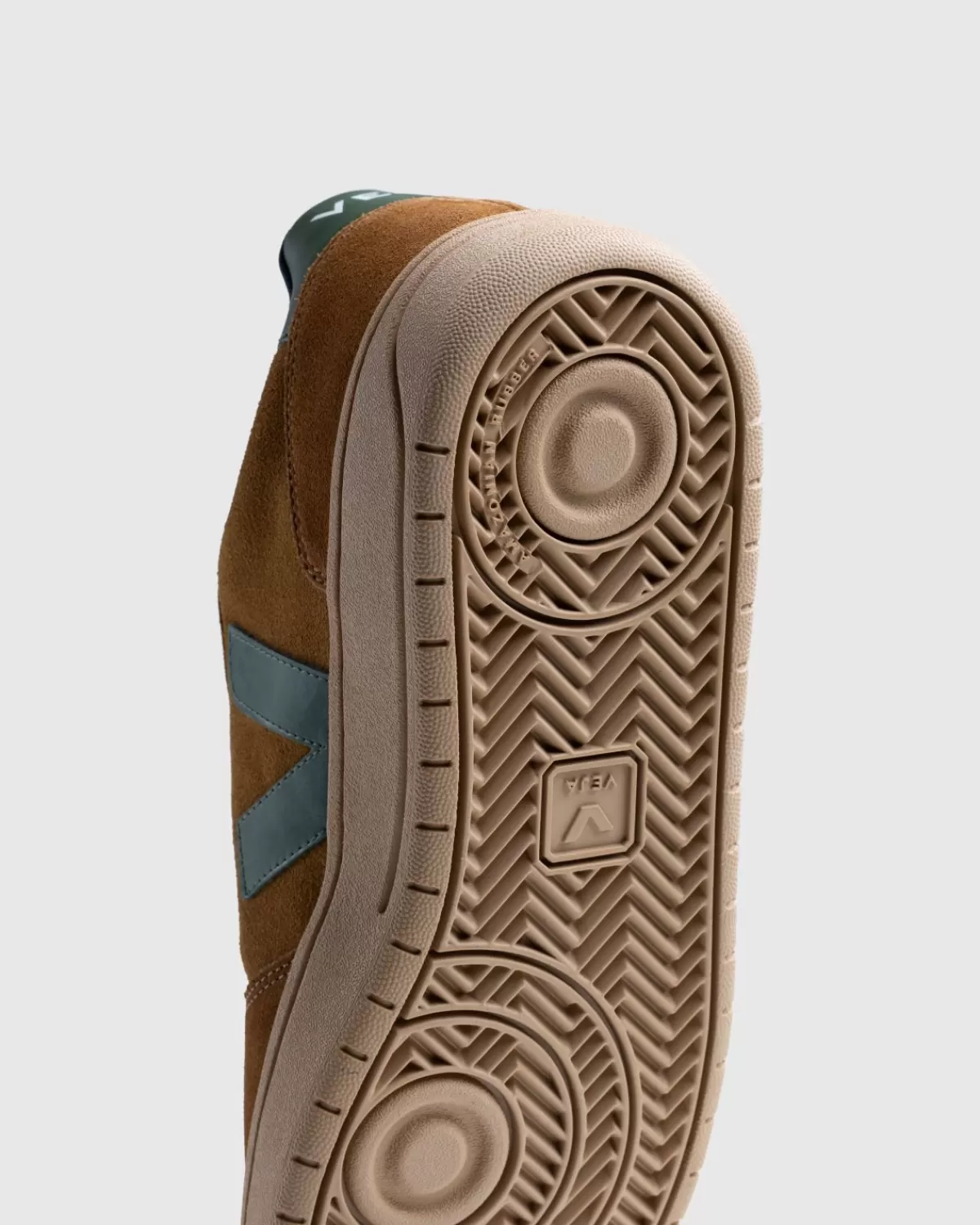veja_v10_suede_kameel_cyprus_multico_5.webp VEJA V-10 Suede Kameel Cyprus Multico Shop