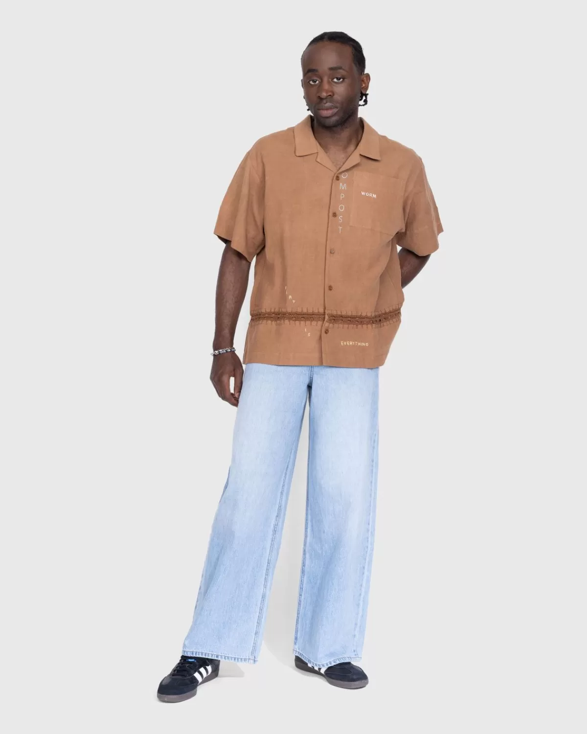 verhaal_mfg_groeten_shirt_bruine_grond_hugger_4.webp Overhemden^Story mfg. Verhaal Mfg. Groeten Shirt Bruine Grond Hugger