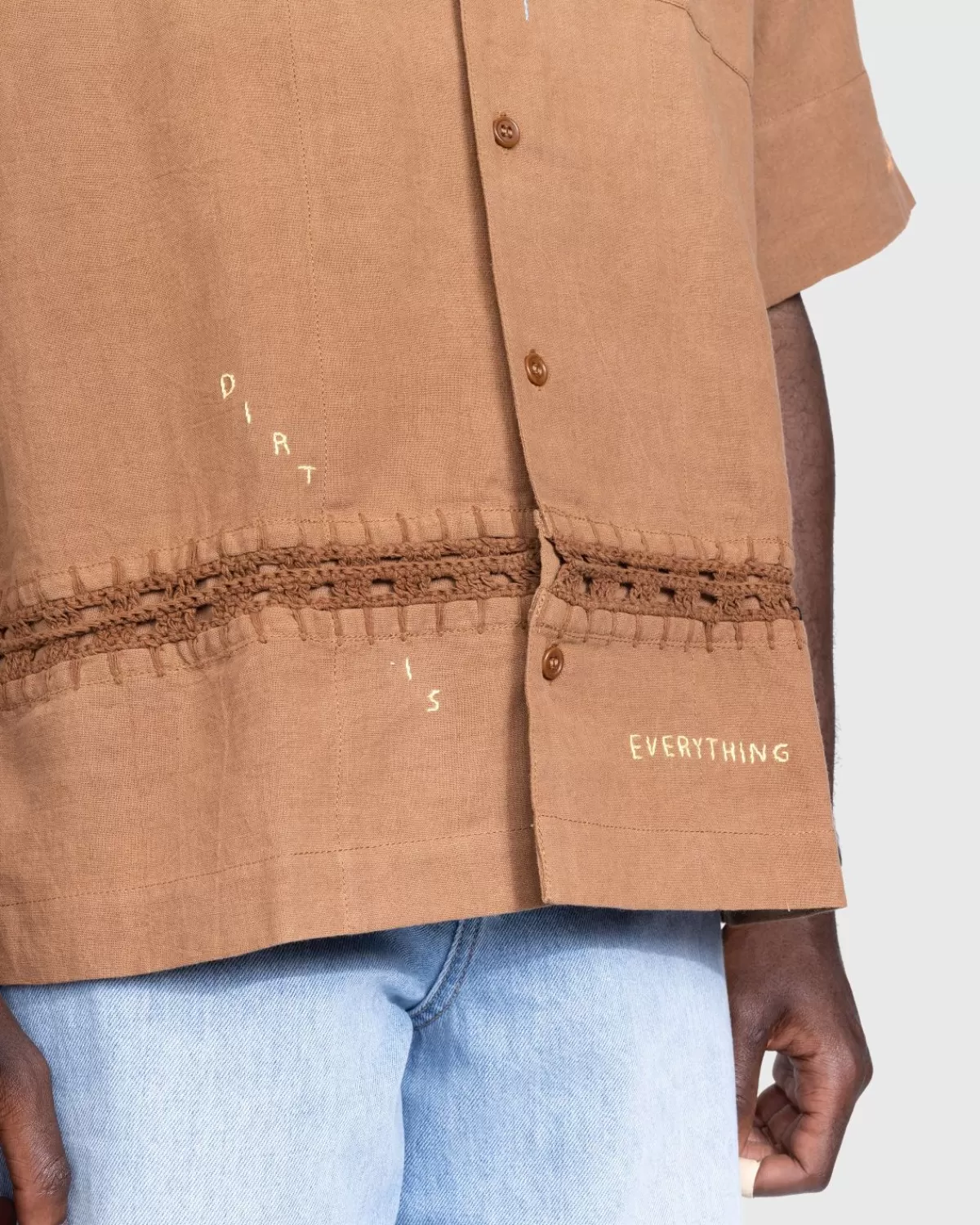 verhaal_mfg_groeten_shirt_bruine_grond_hugger_7.webp Overhemden^Story mfg. Verhaal Mfg. Groeten Shirt Bruine Grond Hugger